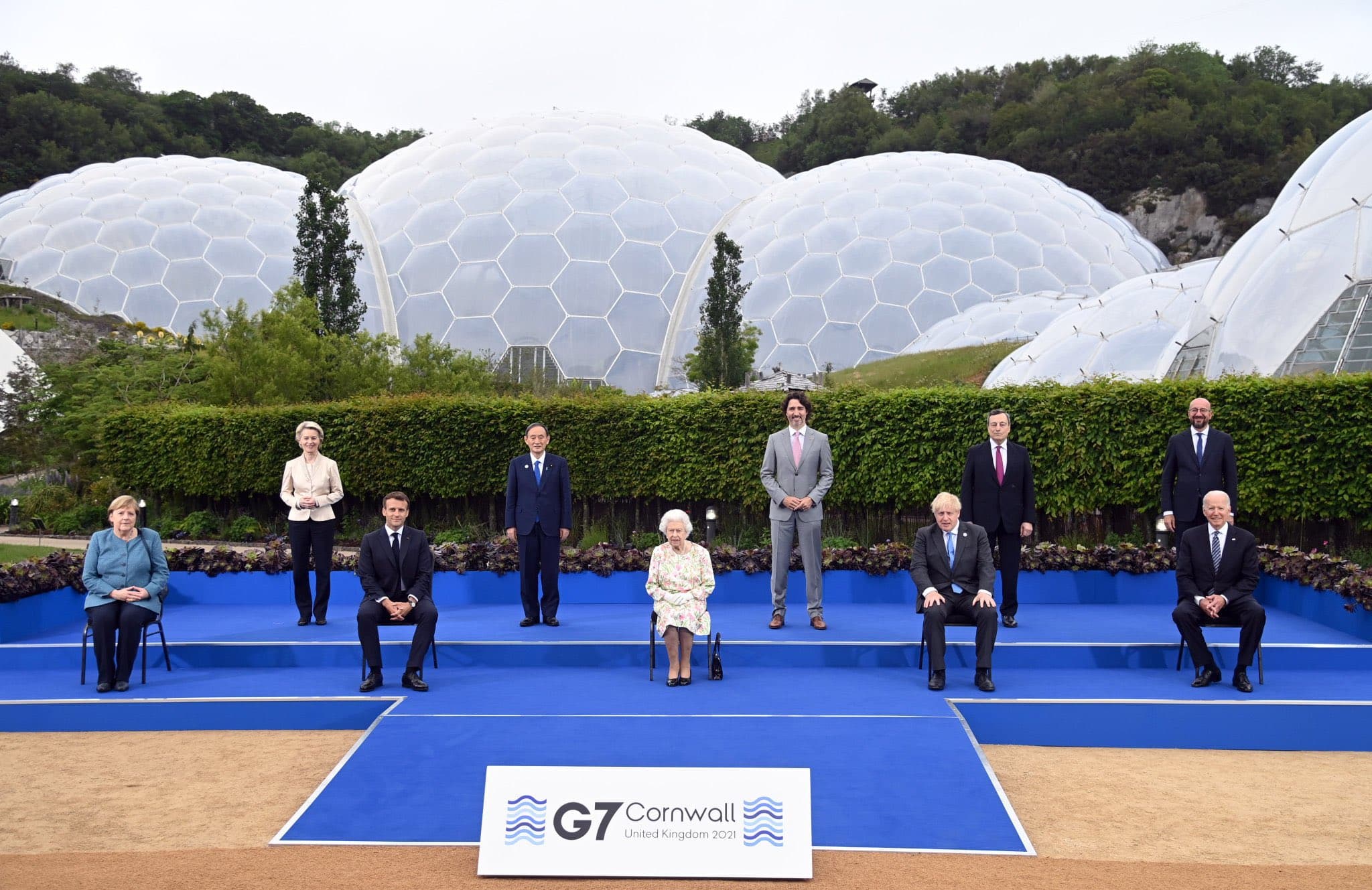 英國女王（中）與G7首領大合照，前排左起德國總理梅克爾、法國總統馬克宏、英國首相強森、美國總統拜登，後排左起歐盟主席馮德萊恩、日本首相菅義偉、加拿大總理杜魯道、義大利總理德拉吉、歐盟高峰會主席米歇爾。（翻攝The Royal Family推特）