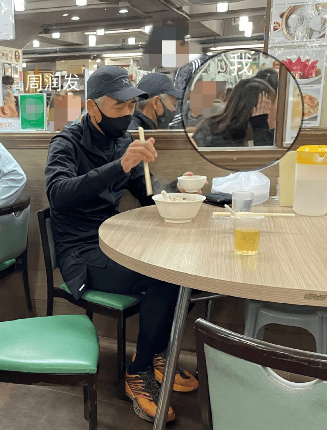 周潤發吃湯麵，桌上還擺有一杯白開水。（翻攝微博）