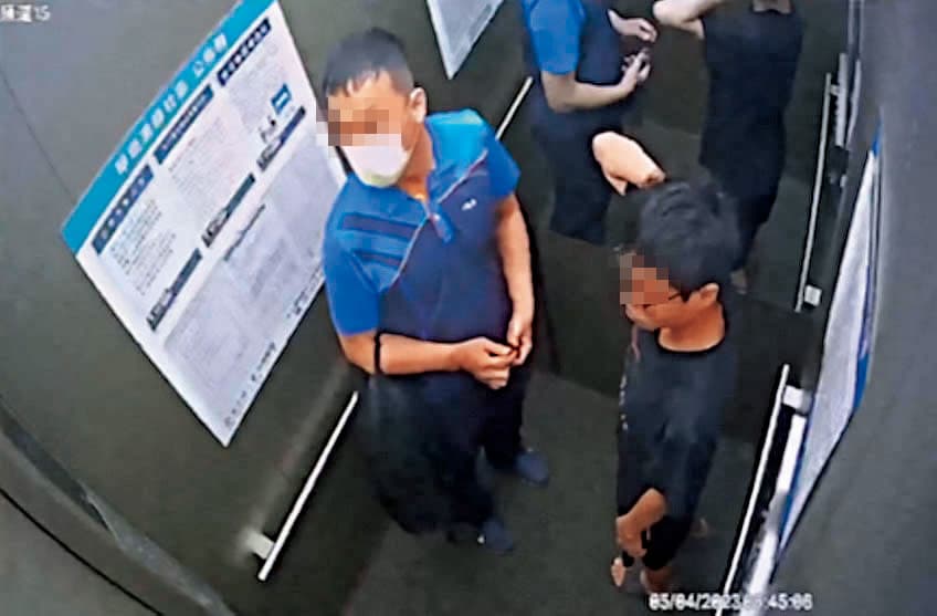 賴男（右）與夏男（左）生前曾一同搭電梯被監視器拍下，如今夏男回憶起當時情景在法庭上落淚。（讀者提供）