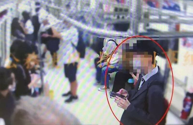 西裝露鳥俠在警方埋伏數日後逮捕。（翻攝畫面）