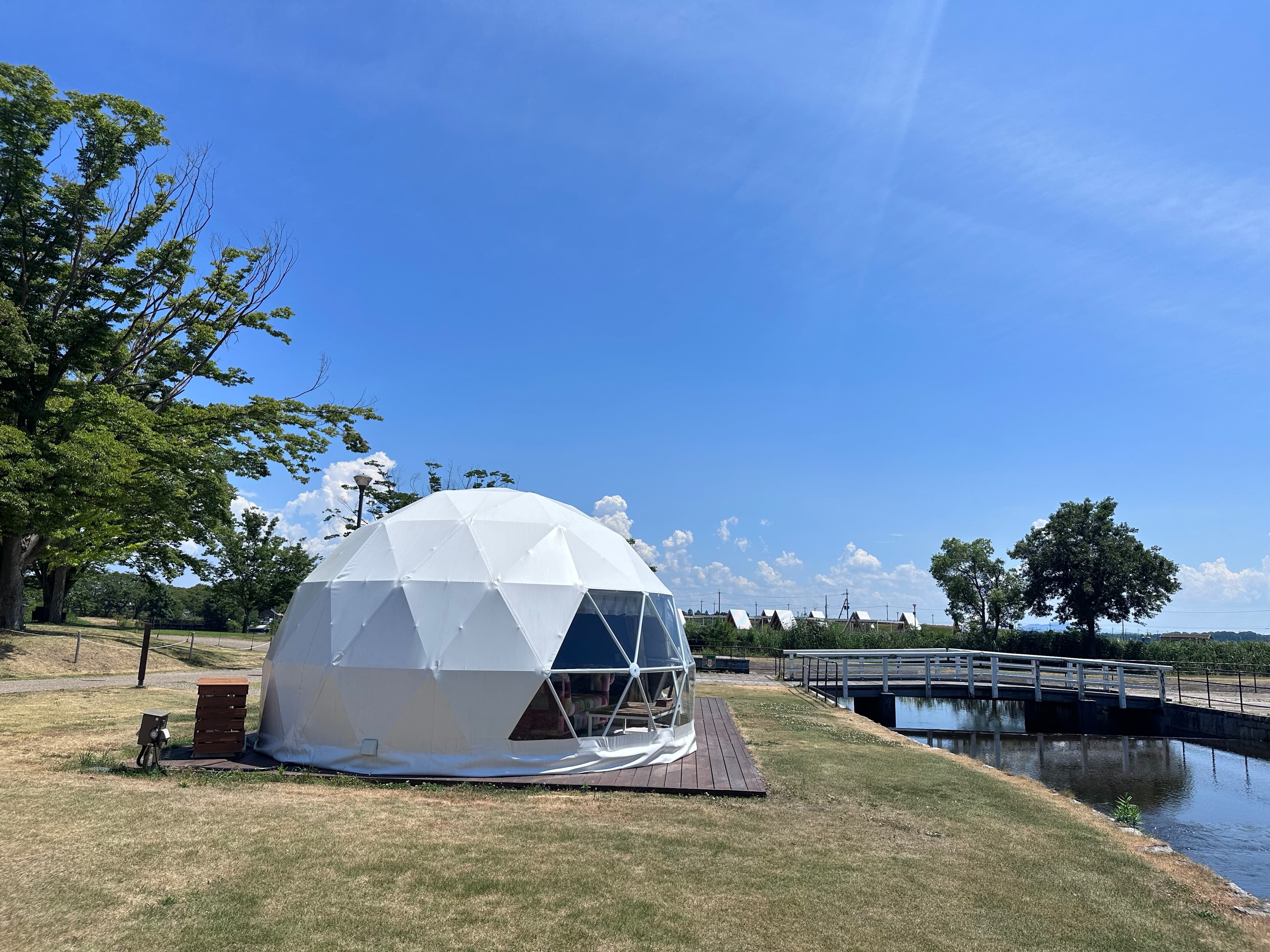 星空帳造型獨特，巨大白色圓球內一應俱全。