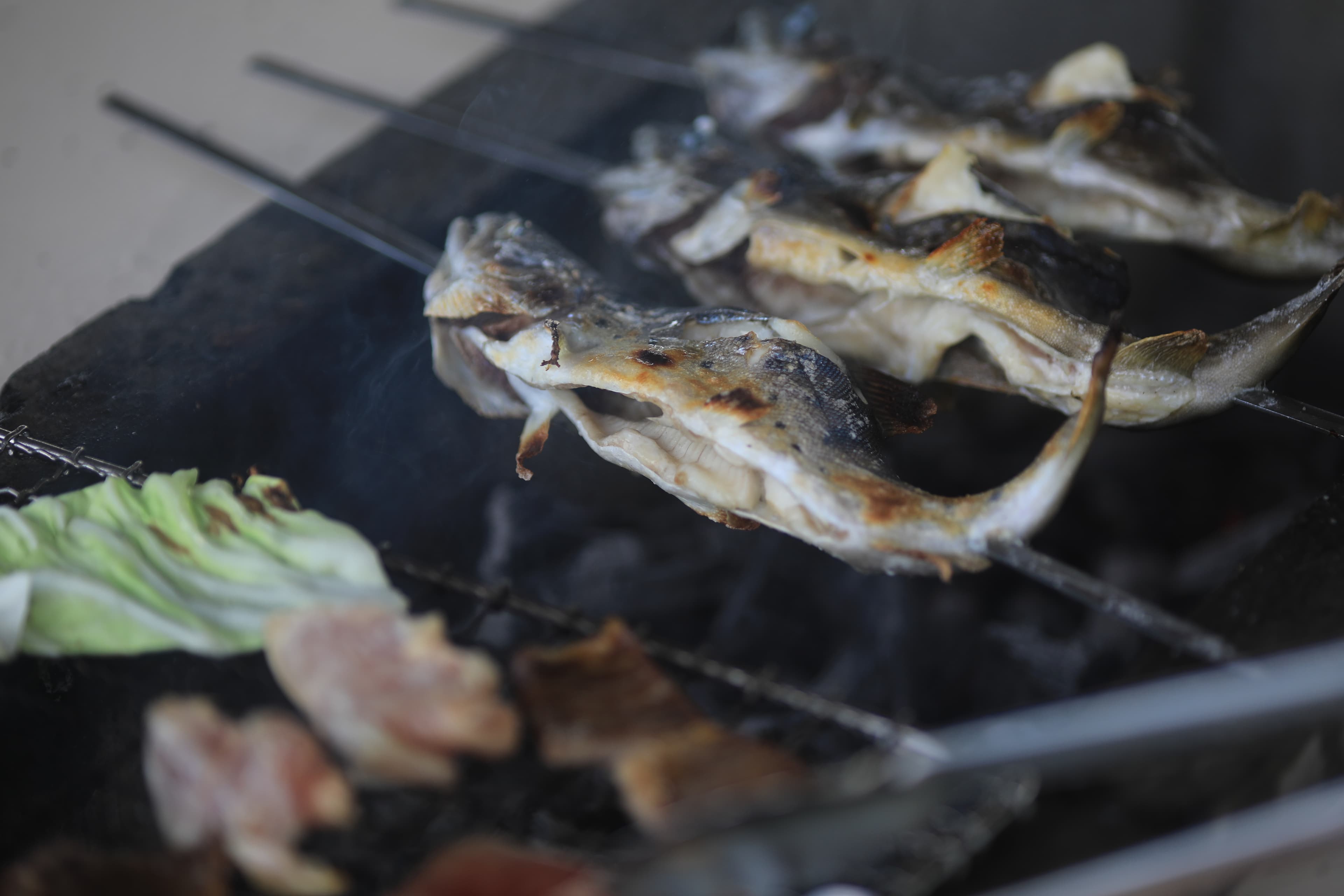自己釣的魚自己烤，炭火烤魚吃起來更美味。
