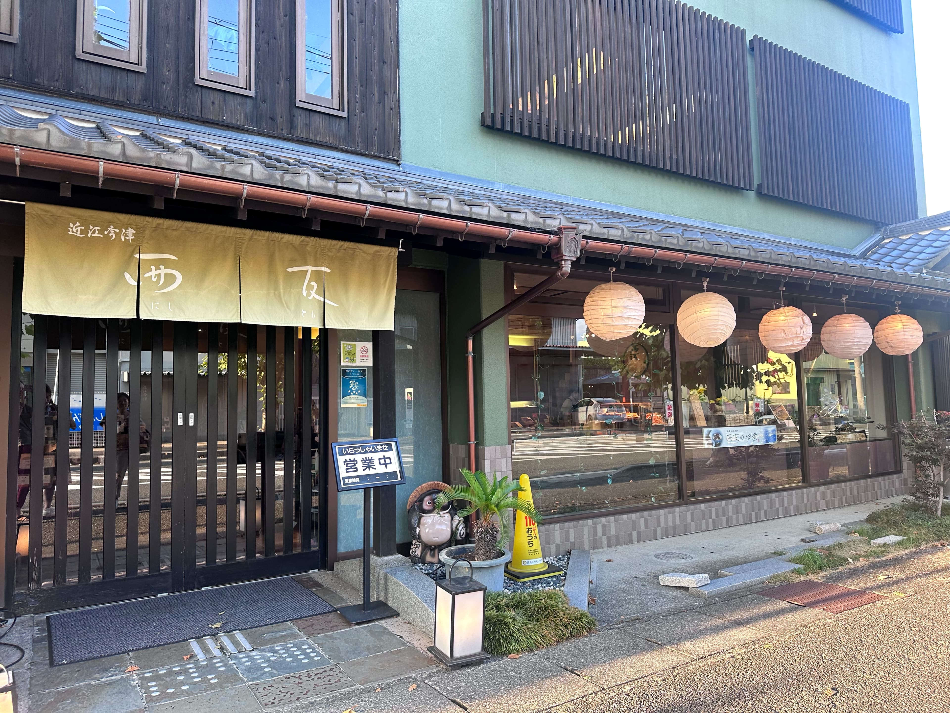 西友本店從昭和時代營業至今，用餐時段都要排隊。