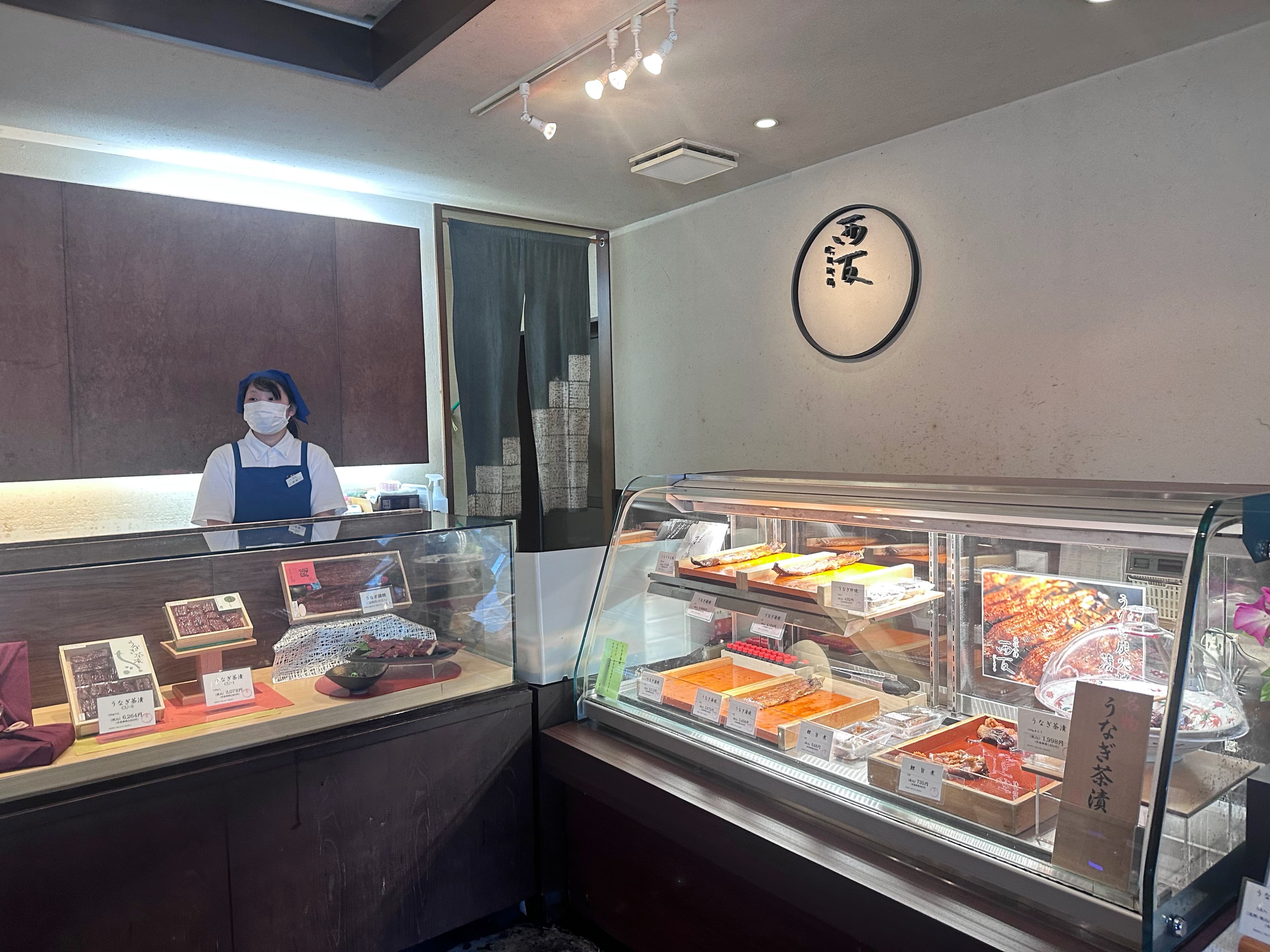 一樓店舖販售蒲燒鰻、鰻魚便當與各式佃煮物，也很適合買伴手禮送人。