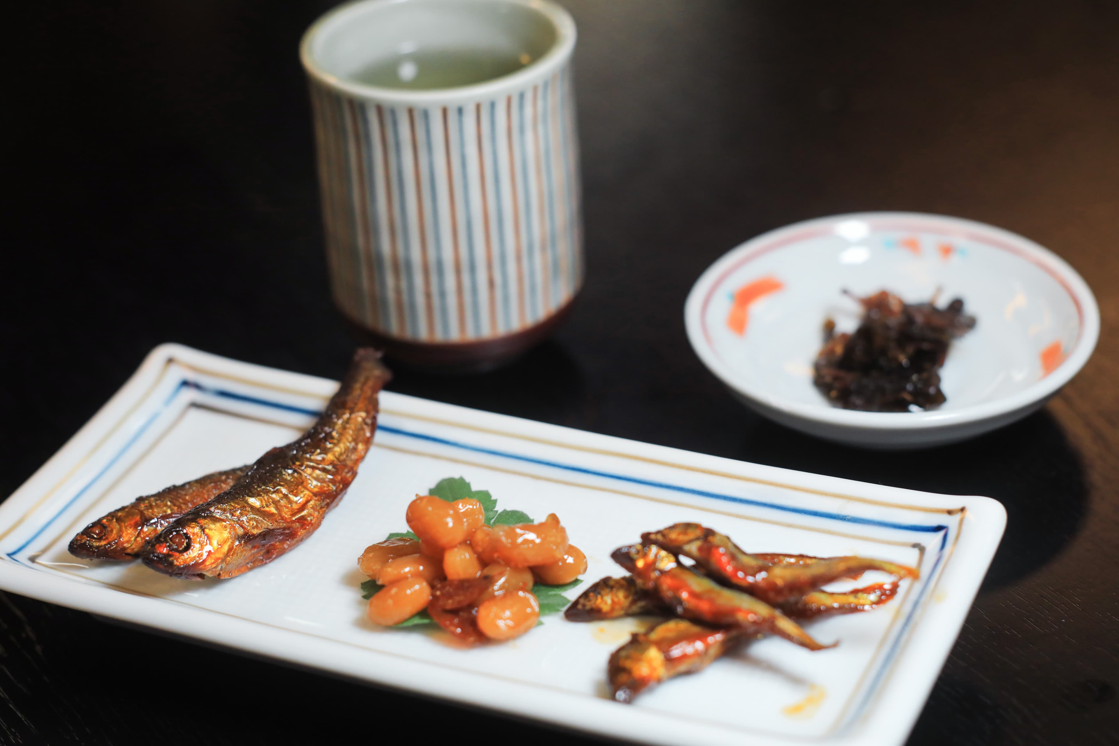 佃煮物全採用琵琶湖原生魚蝦，中間的是滋賀鄉土特色菜「蝦豆」，將大豆與小蝦熬煮成甜口風味。