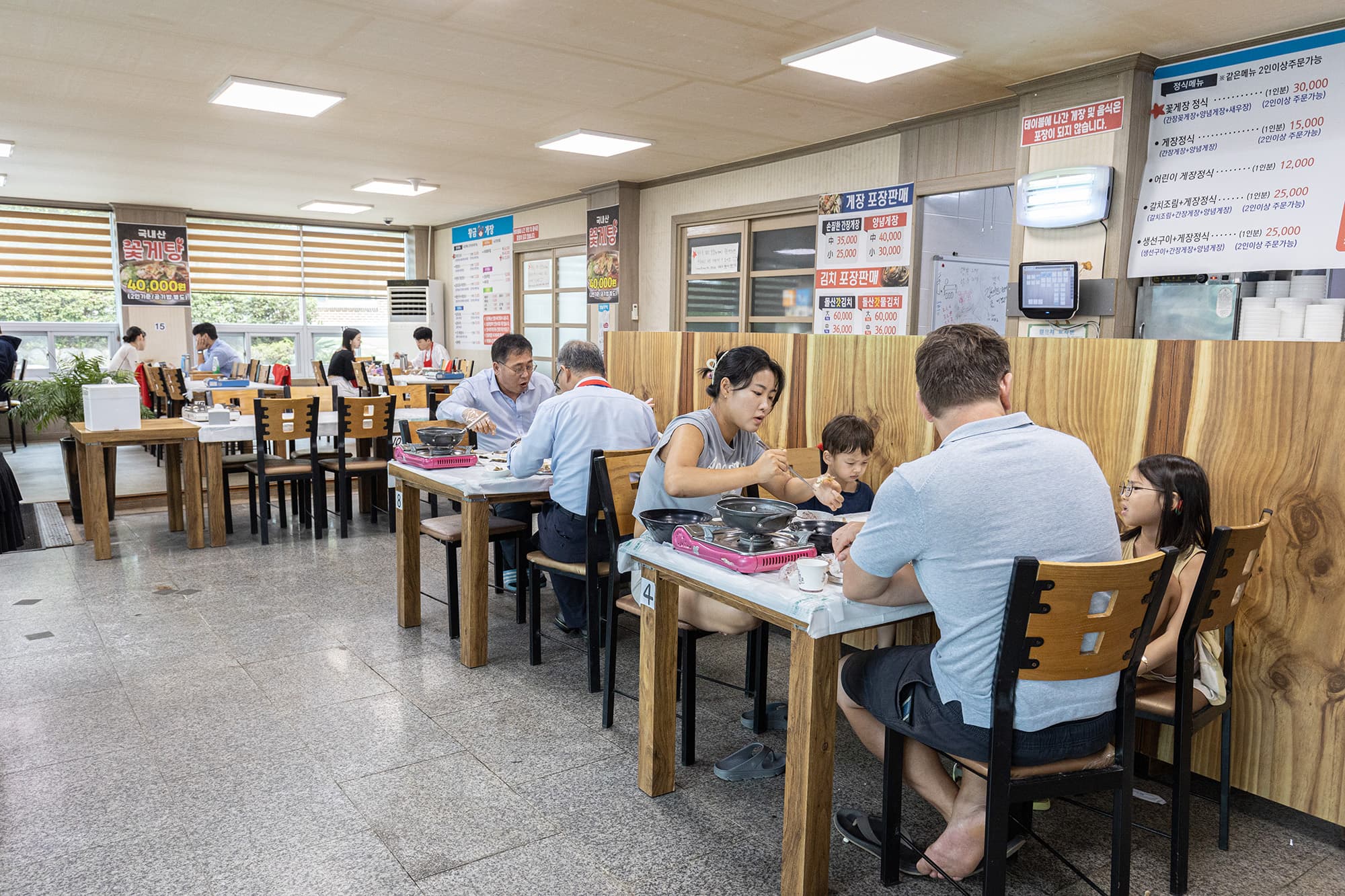 醬蟹餐廳用餐空間寬敞，還有全家大小一起來大快朵頤。