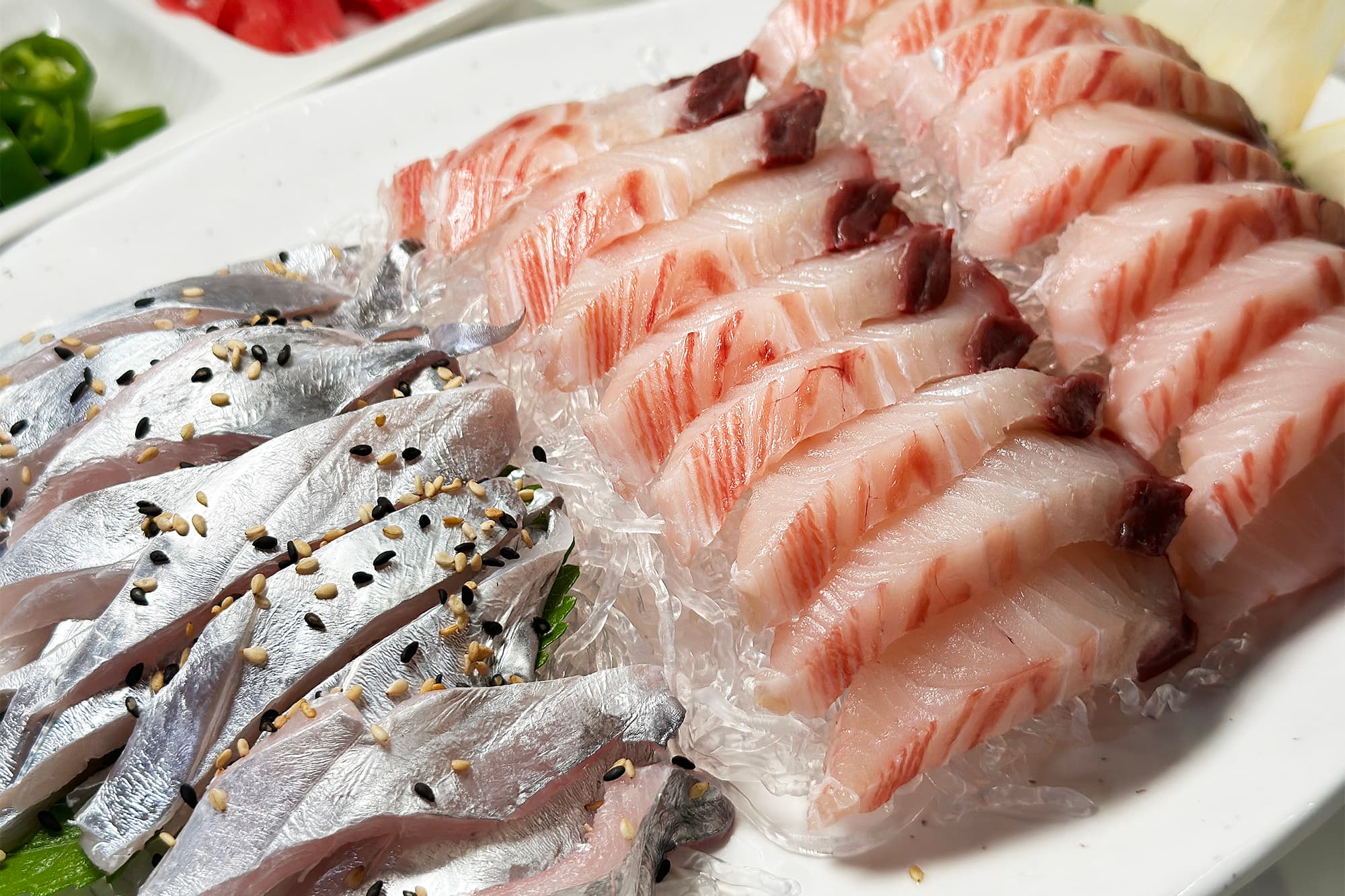麗水的生魚片也十分著名，當季的銀刀魚、鮁魚沙西米口肉質非常Q彈鮮美。（80,000韓元/大份，約NT$2,000）