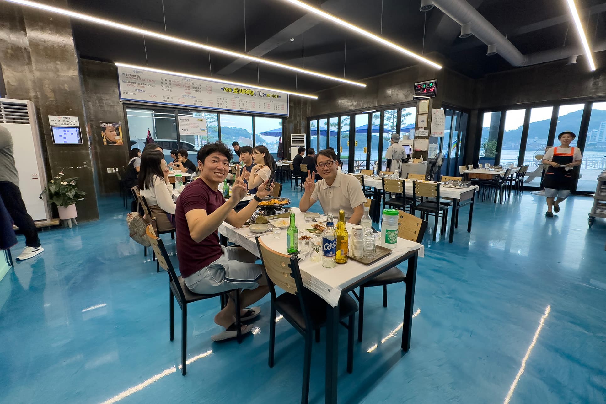 餐廳就位於海堤邊，走出去就能欣賞海岸風光。