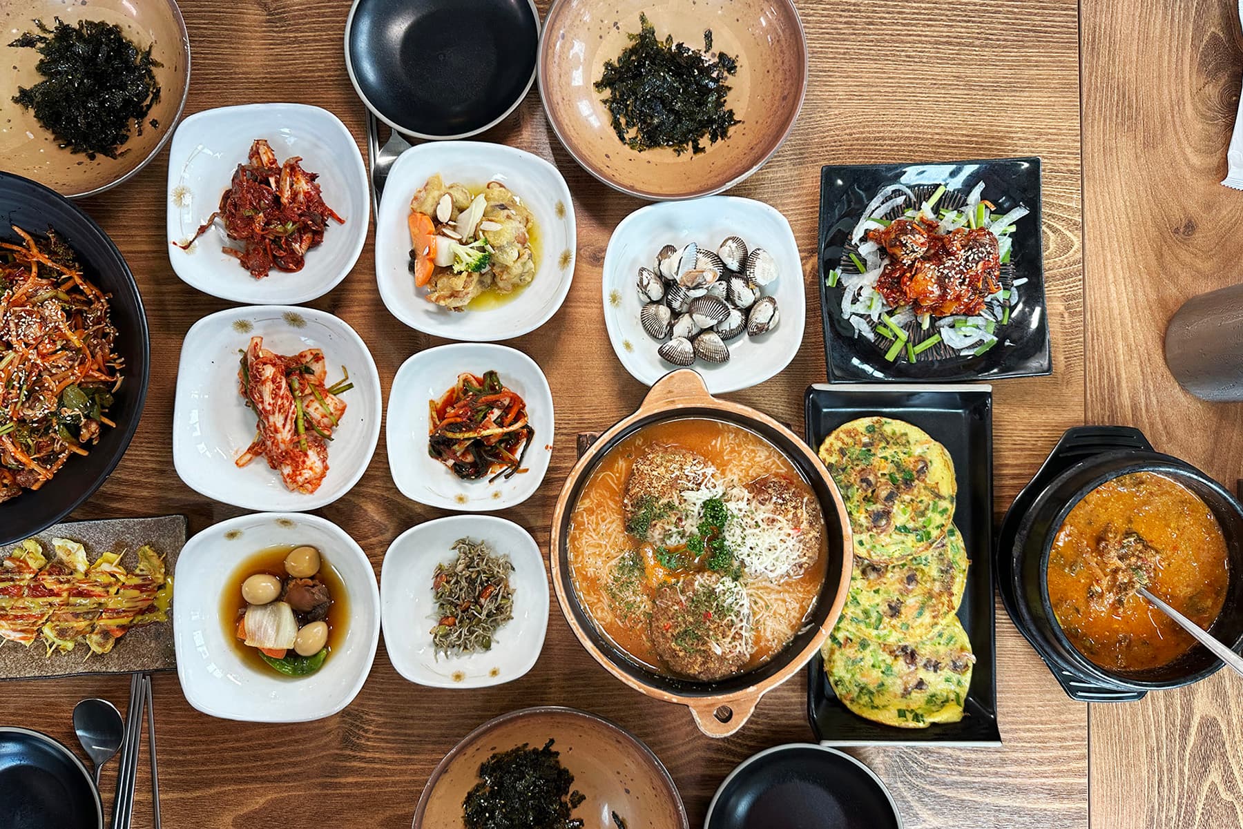 「彈塗魚泥蚶定食」能一次品嘗到近十種泥蚶料理，非常過癮。（30,000韓元/人，約NT$750，兩人份起跳）