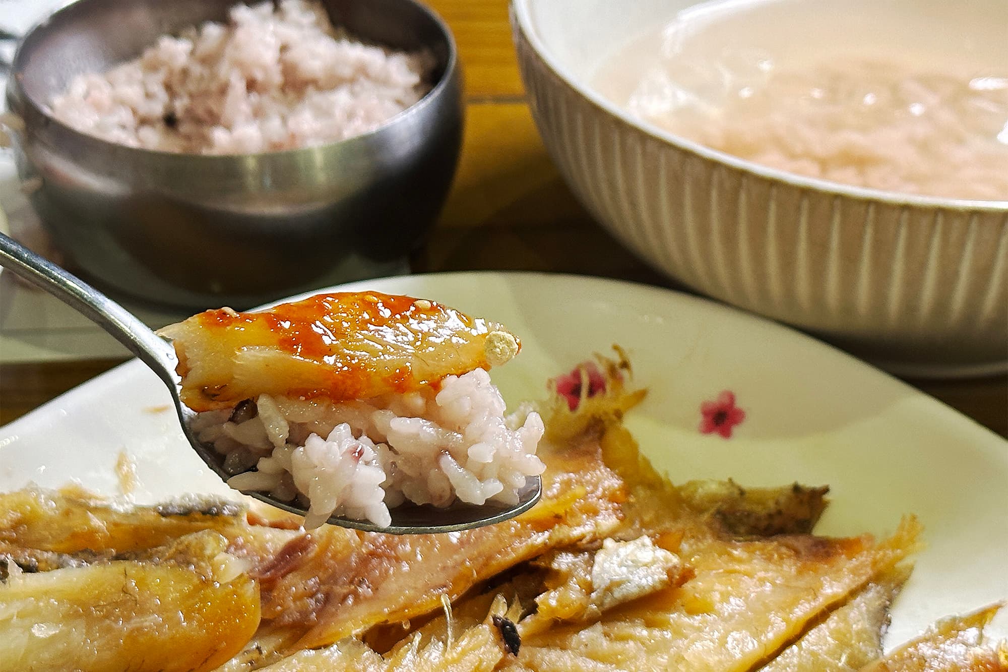 大麥黃花魚的正宗吃法會把白飯浸泡在冰綠茶水之後，配上一勺魚肉與辣醬一起享用。