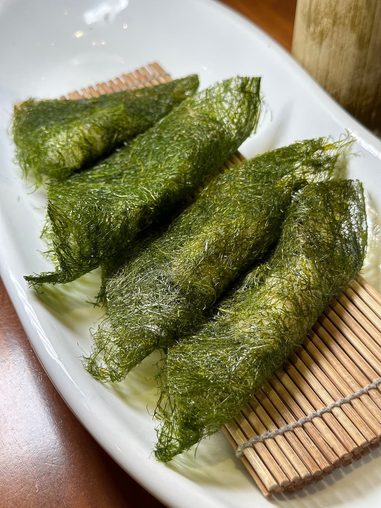 使用當地海草製作的甘苔會包入米飯，濃郁的鮮味可說是高級版飯捲。
