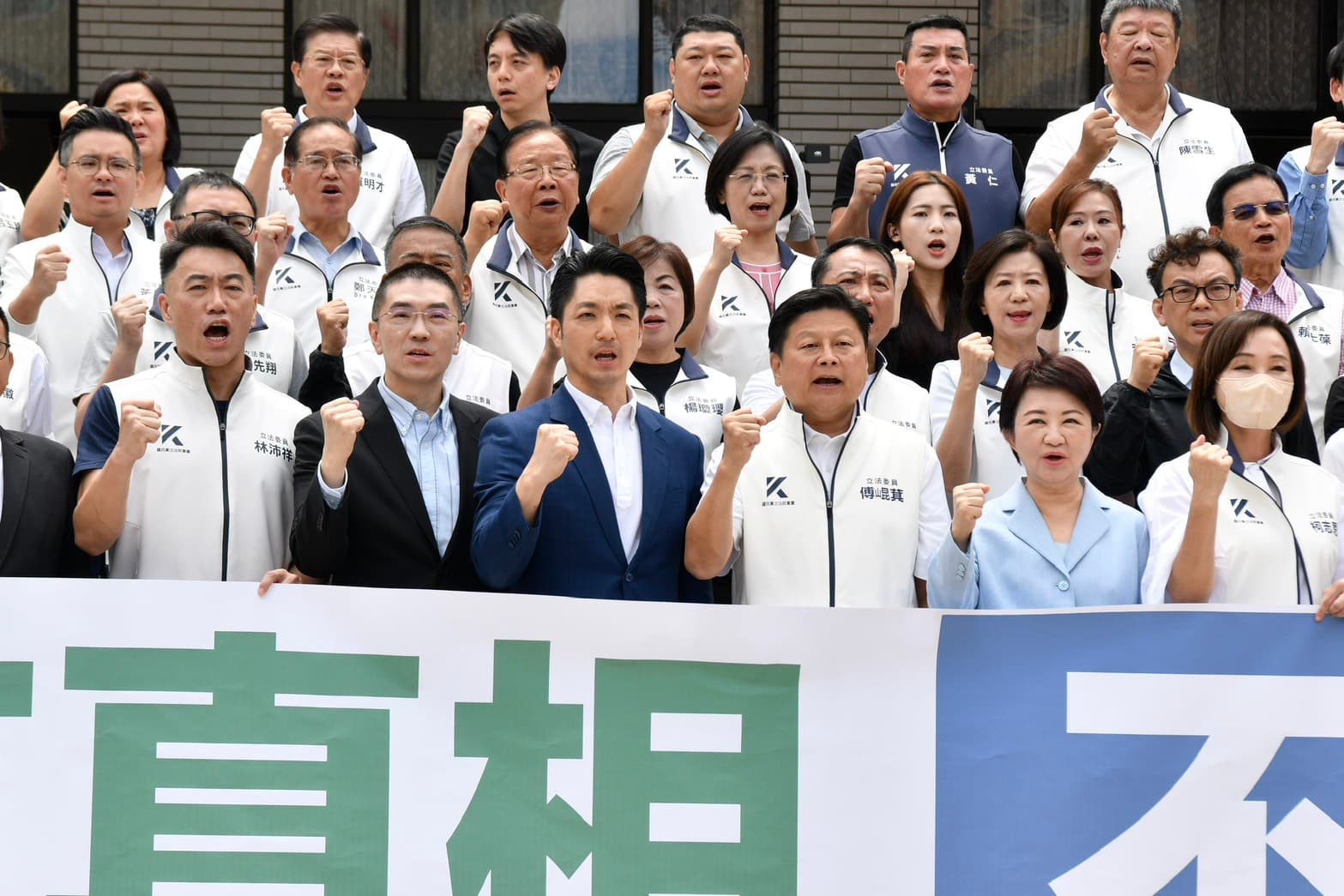 蔣萬安和藍營民代、首長今上午在立法院開記者會抗議行政院。（鏡報李智為）