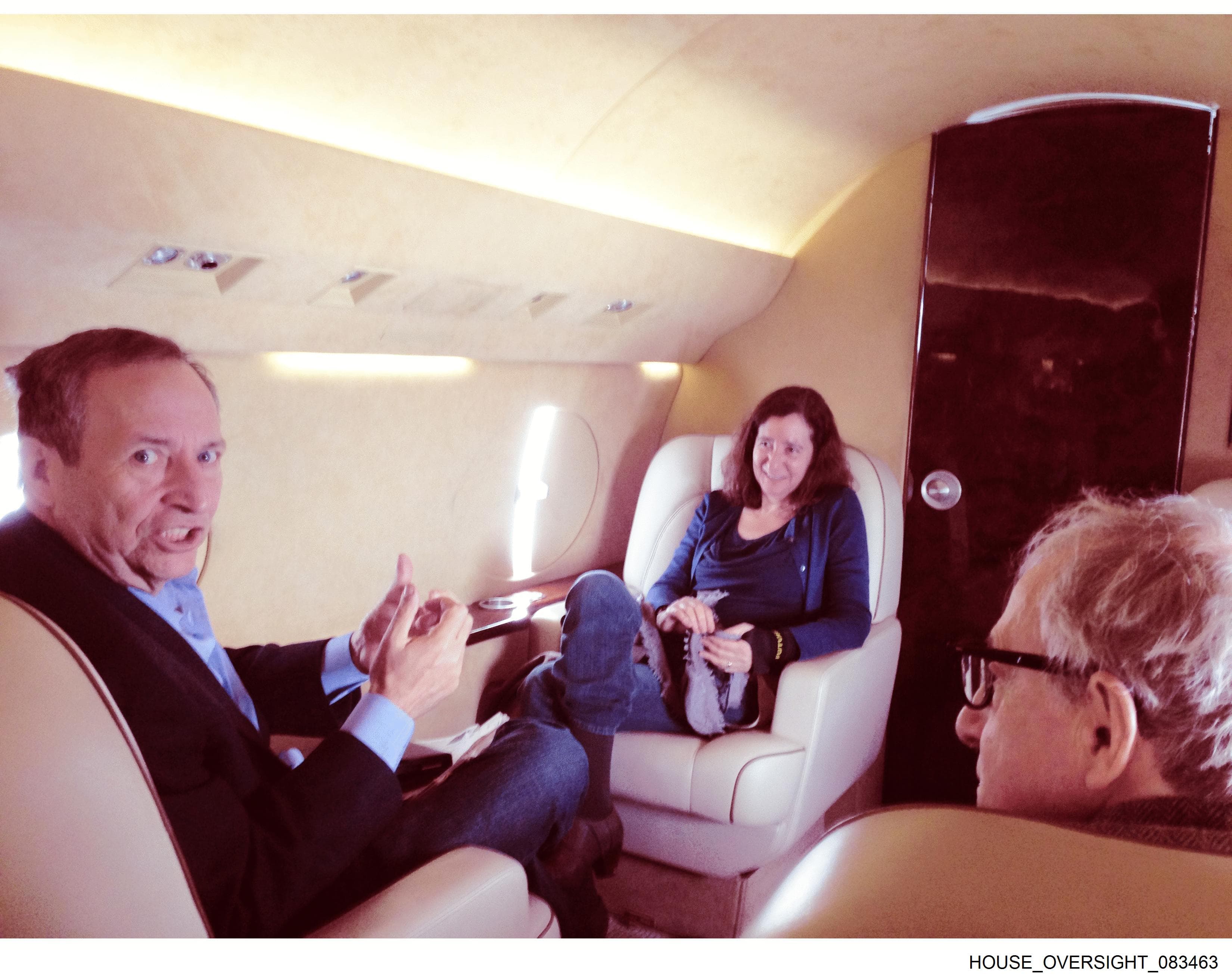 前美國財政部長桑默斯（Larry Summers）、伍迪艾倫和一名女子同乘私人飛機。（翻攝House Oversight Democrats）