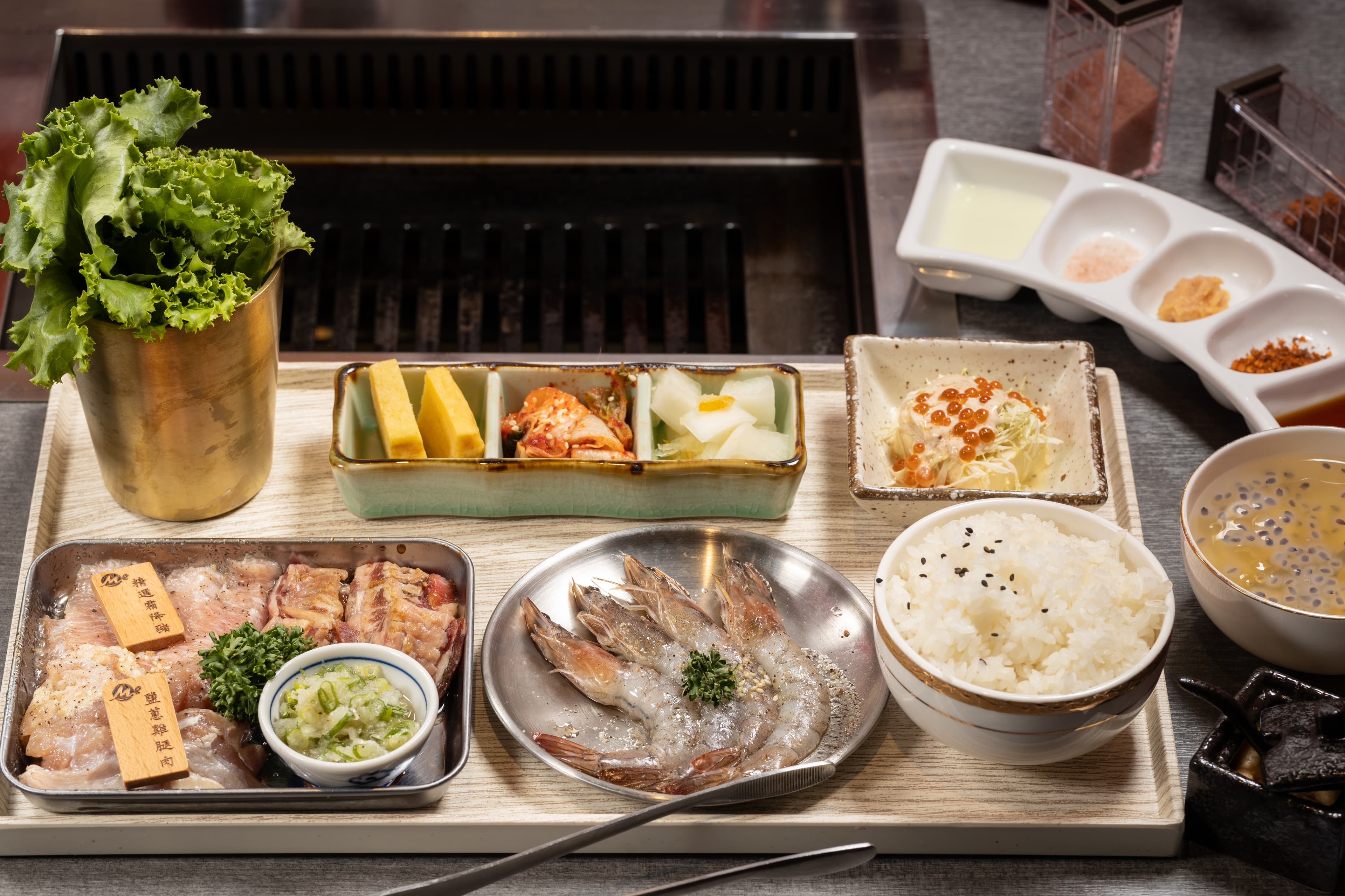 「海陸大餐盛合」能一次嘗到牛、豬、雞3種肉與鮮甜白蝦。（490元／份）