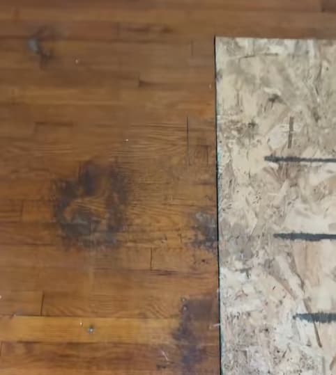 據專業解釋,印記其實是前屋主過世後,遺體滲入地板所留下。(翻攝自tiktok@snyderrealestategroup_ia)