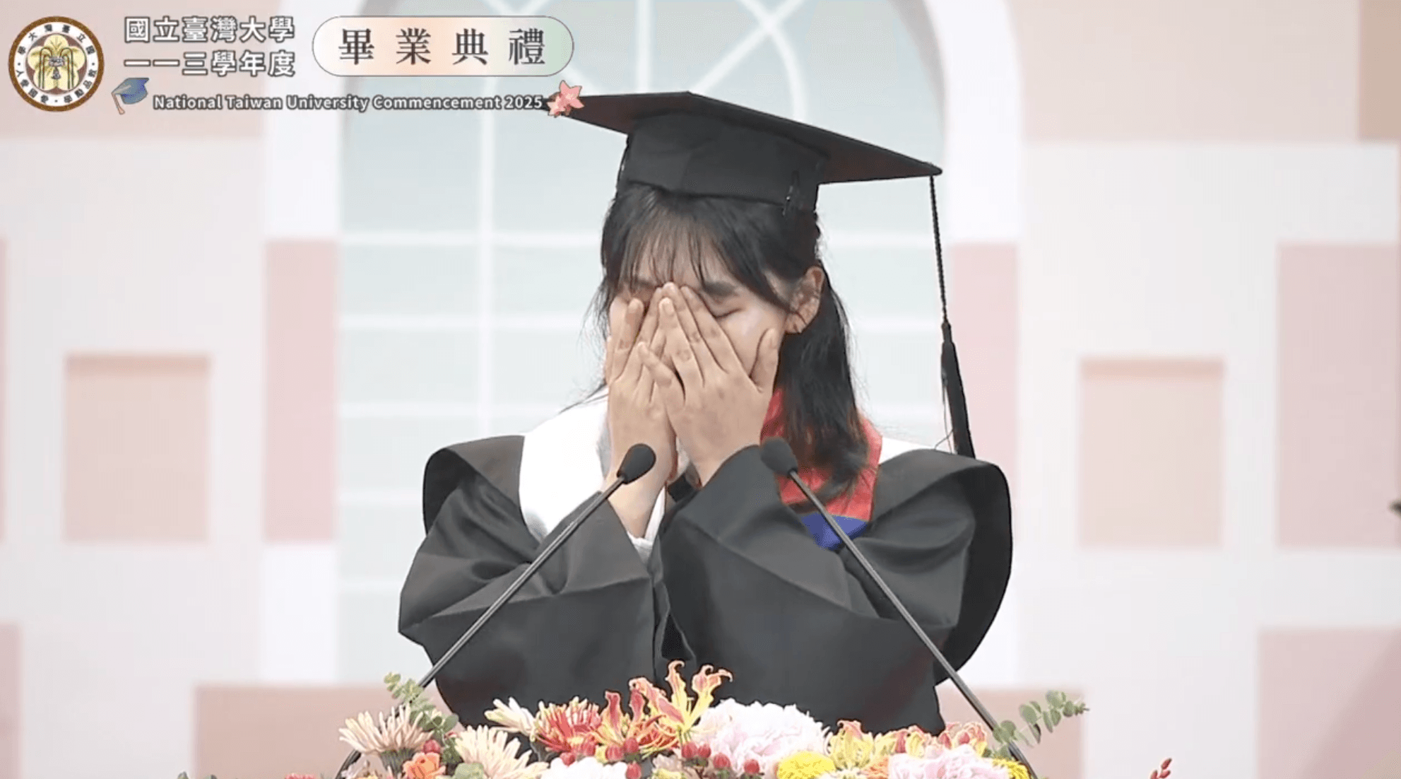 宋美娜看向台下的父母,瞬間眼眶泛淚。(翻攝頻道臺大YouTube)