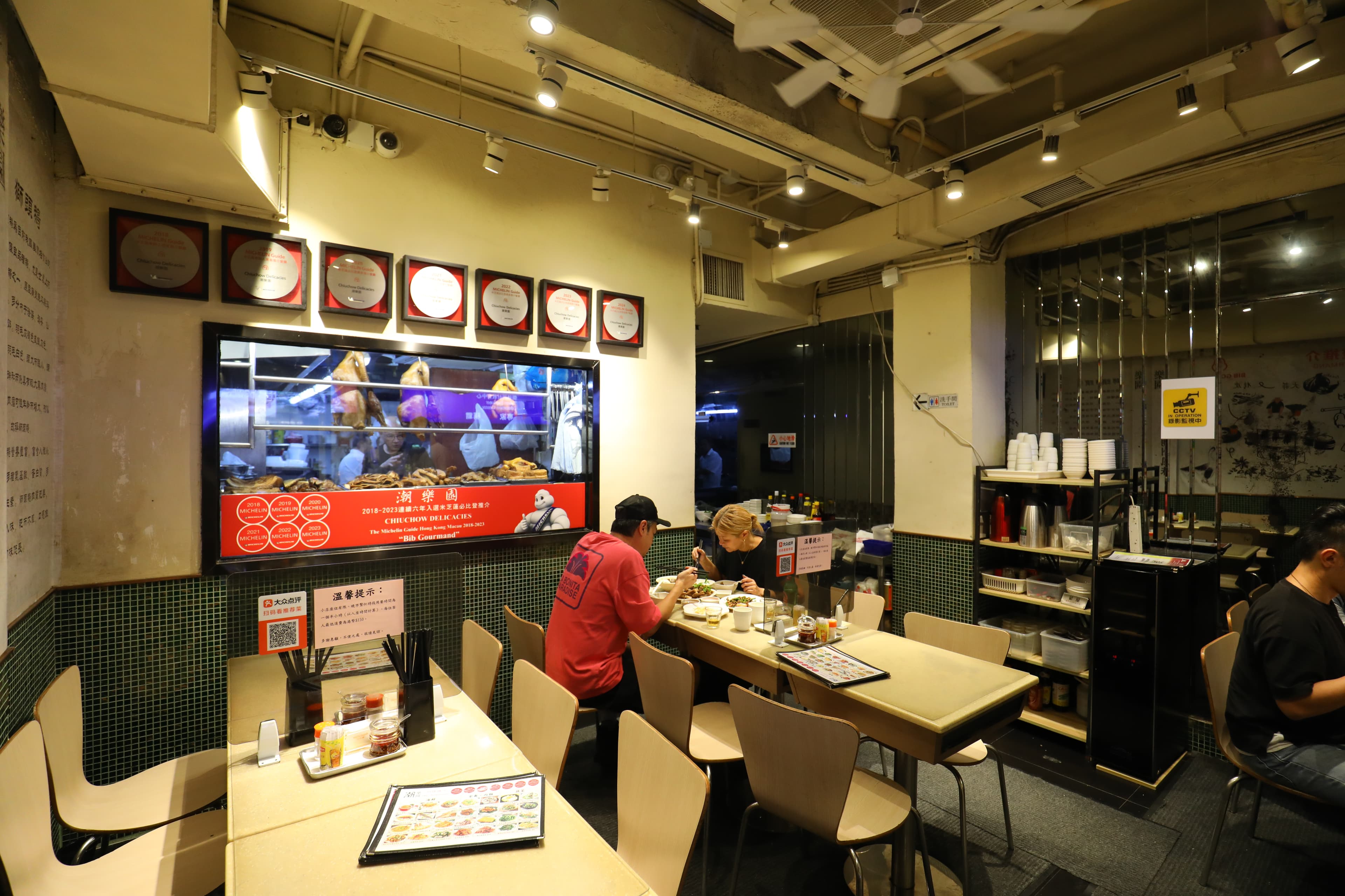 北角總店用餐空間不大，晚餐時段若客滿限時用餐一個半小時。