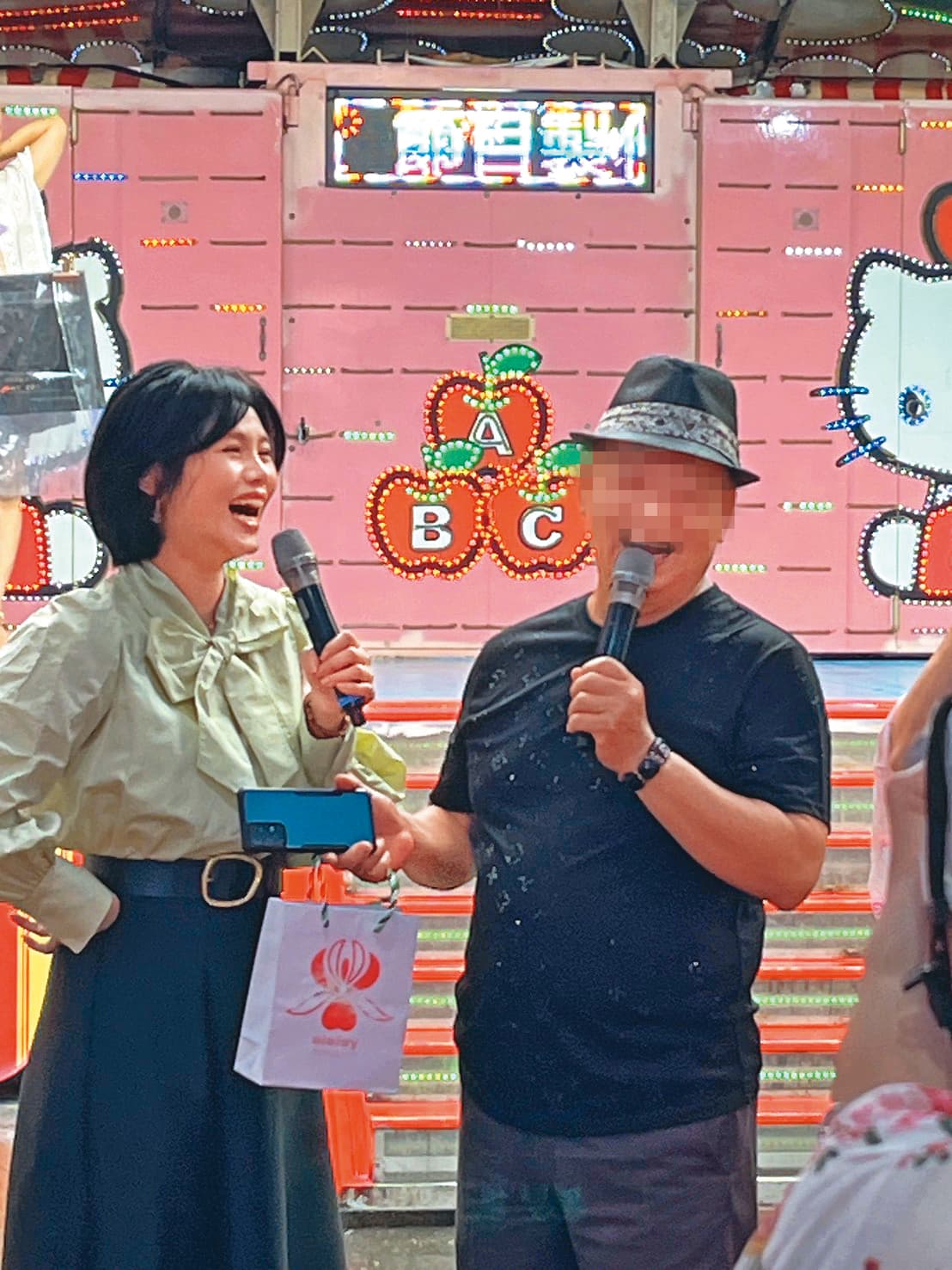 朱海君（左）近來鮮少上電視節目，多半接活動演唱，家庭經濟全落在她身上。（翻攝自美濃之光 朱海君粉絲團）