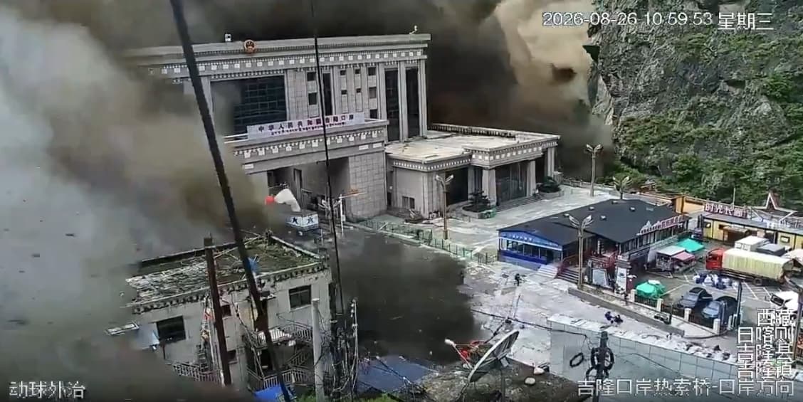 西藏吉隆口岸大樓26日上午遭山洪瞬間淹沒。(翻攝自X)