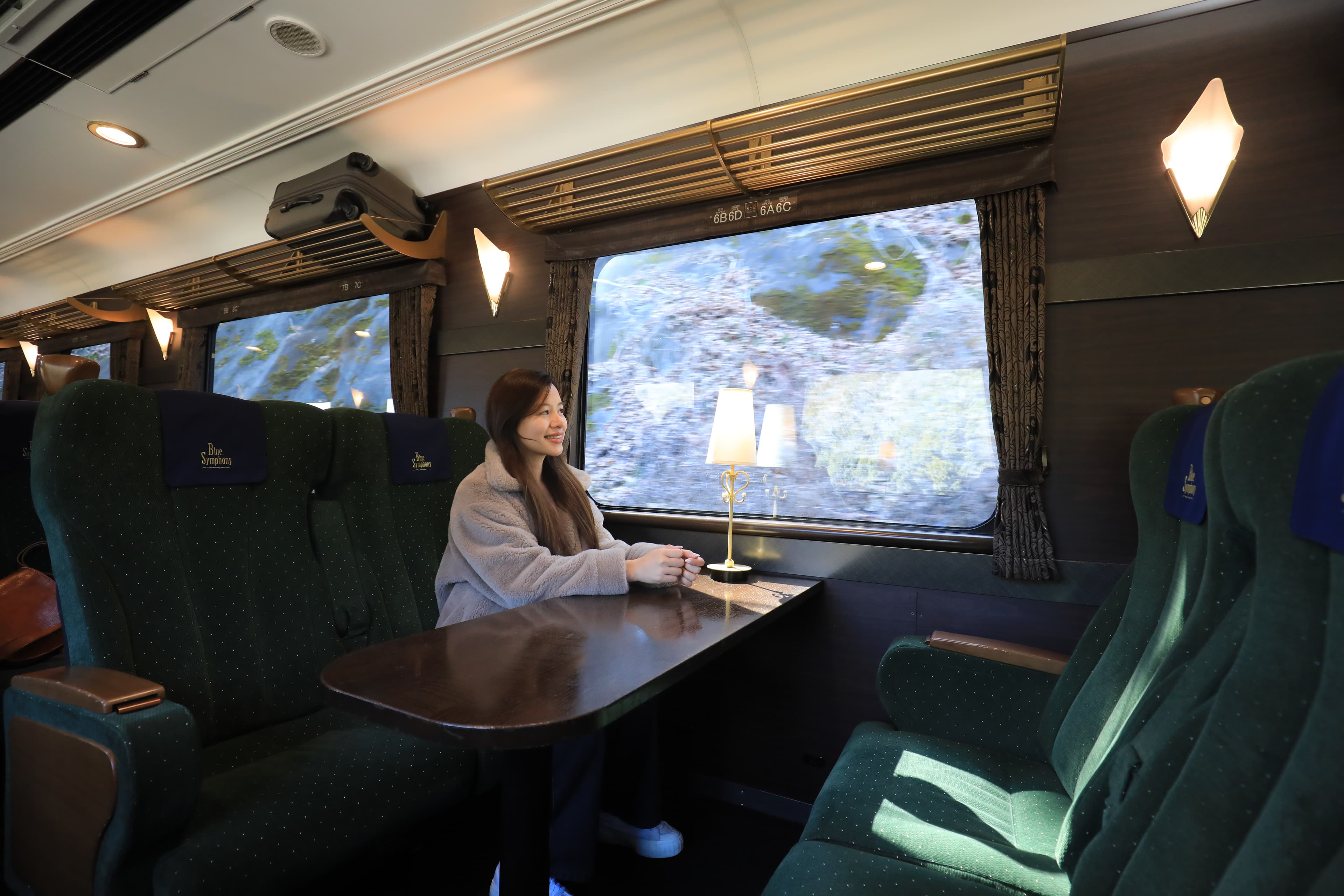 主打大人系旅行的青の交響曲，車廂內所有座位均為2排與1排的寬敞豪華座椅，並設置了3至4人使用的「沙龍座席」與「雙人座席」。