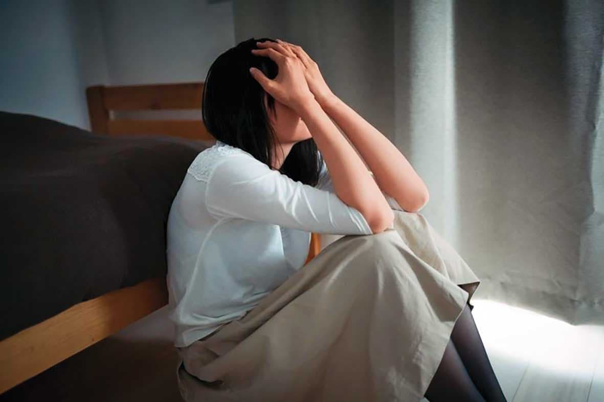 小美當晚驚慌失措，經親友安撫勸說，對男主管提出申訴。示意畫面，圖非當事人。（pakutaso）