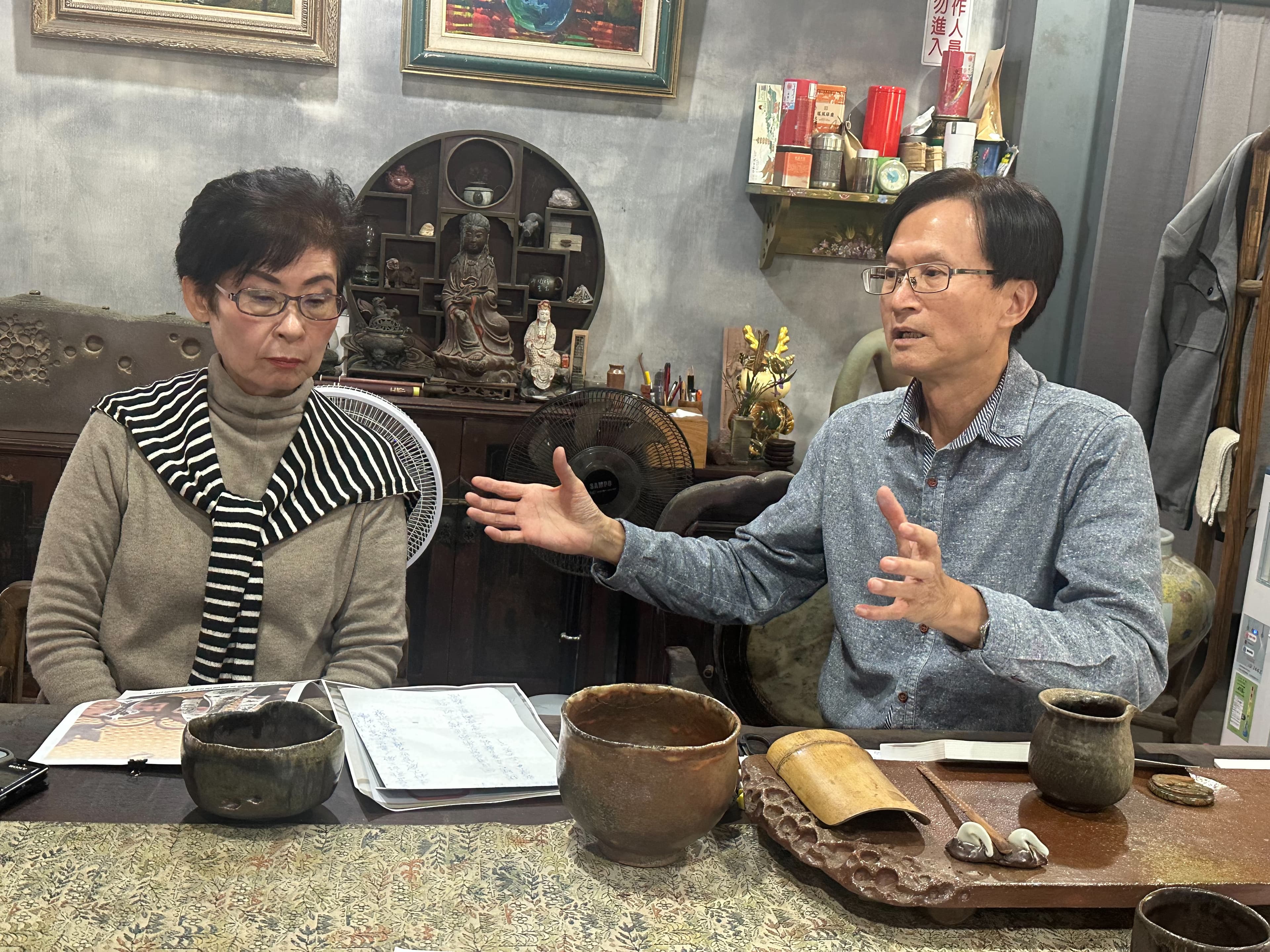 新竹陶藝家邱建清、許菊夫妻與被檢舉人許朝宗透過輿論筆戰,雙方針鋒相對。