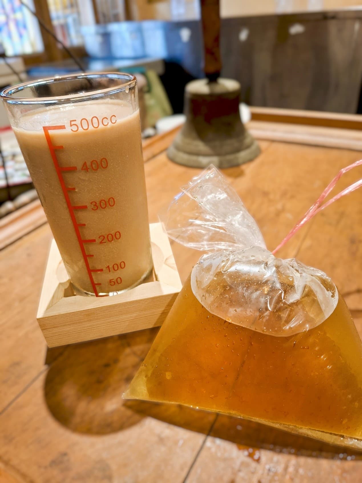 「紅茶牛奶」（左）與「菊花茶」（右）喝得到純粹自然古早味，所有品項均一價。（皆30元／杯）（張耘書拍攝，台南市政府觀光旅遊局提供）