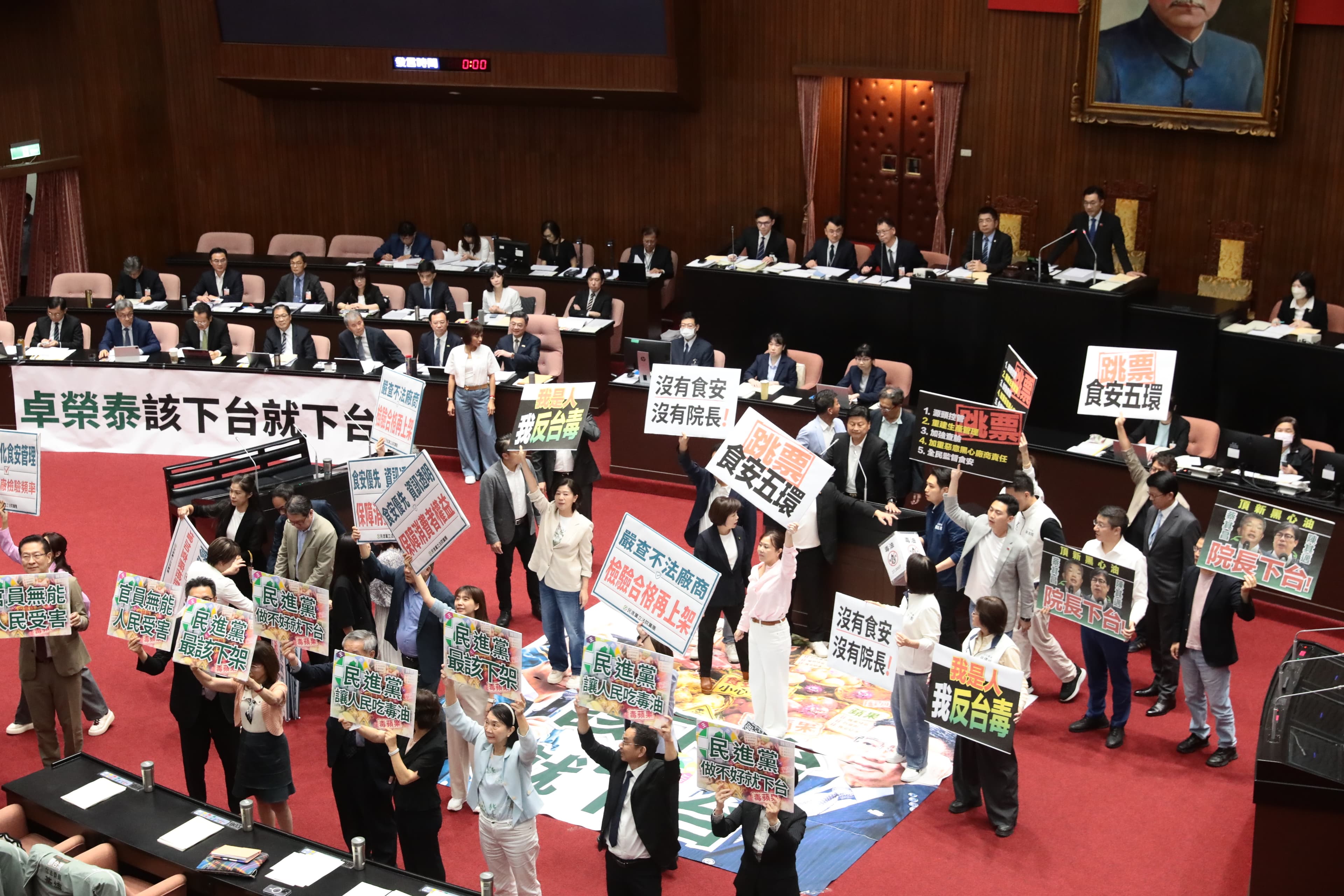 在野黨要求卓榮泰下台負責。(鏡報林煒凱攝)