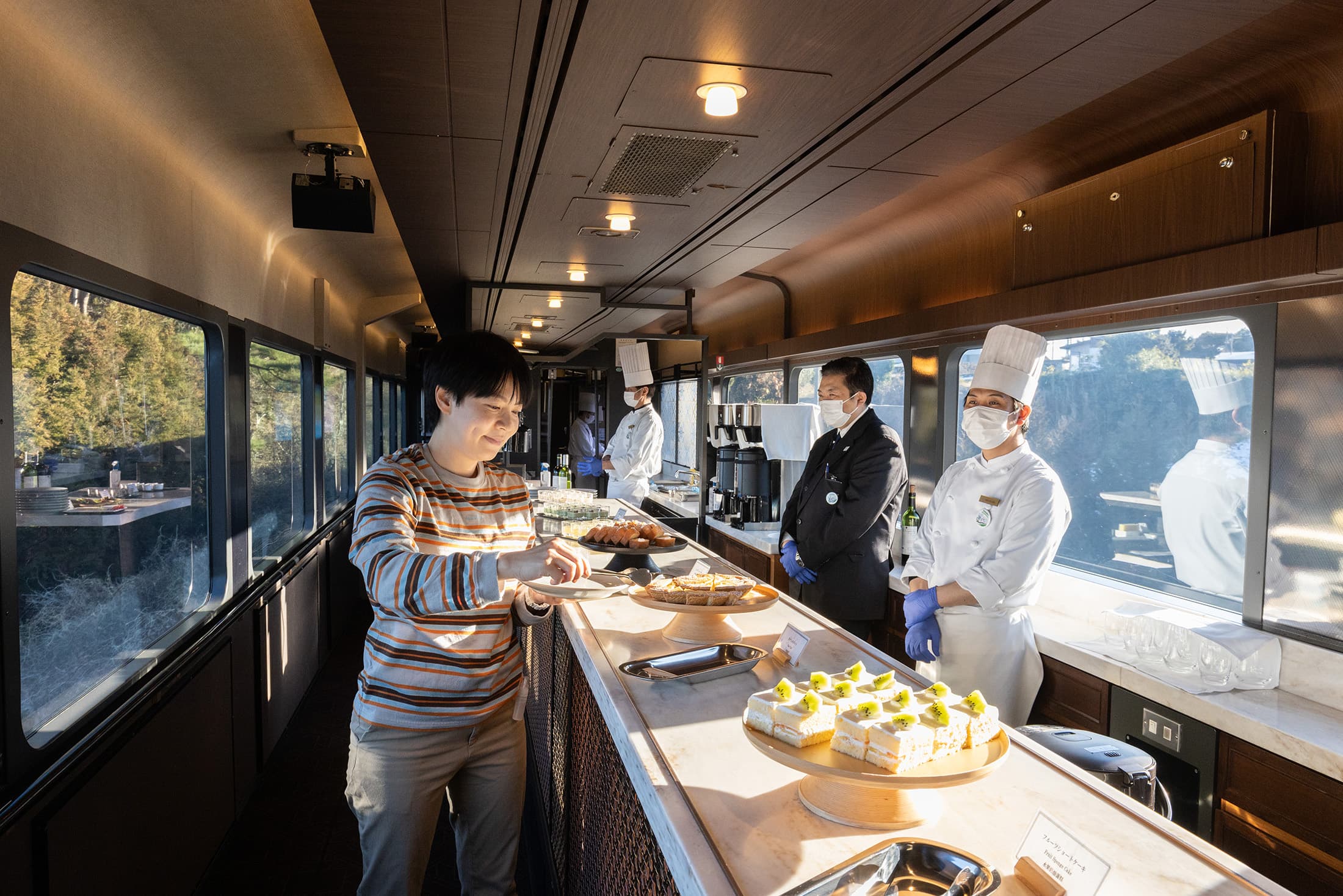 從久慈前往八戶的回程列車,除了先供應桌邊服務的3道式甜點,在第二節車廂也提供自助式下午茶。