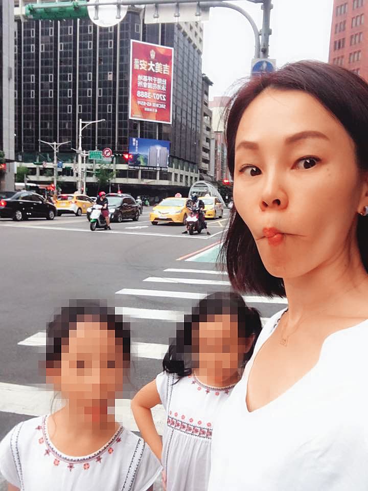 彭佳慧和雙胞胎女兒玩自拍，三人以古怪表情入鏡。	（翻攝自彭佳慧粉專）
