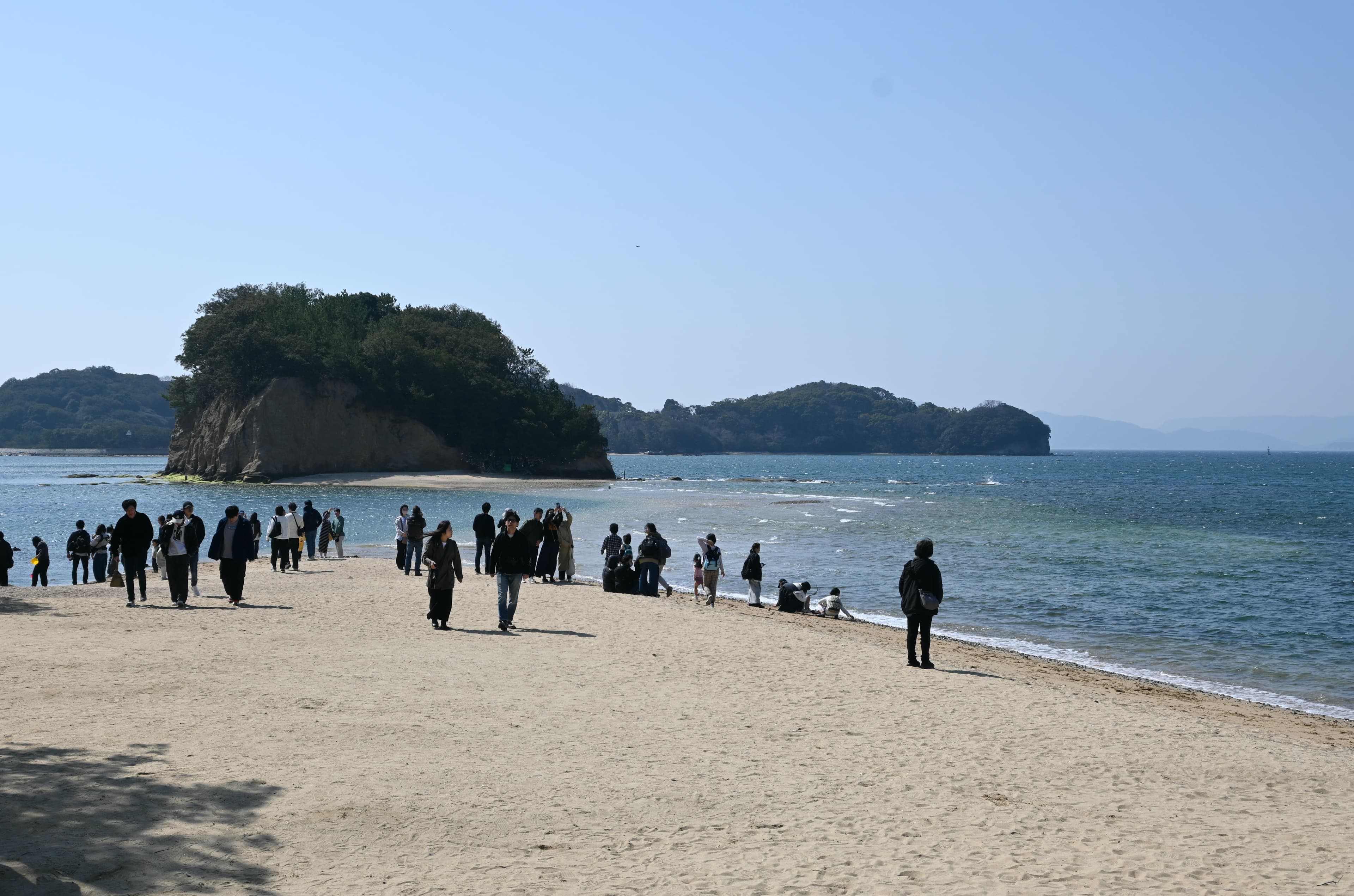 「天使的散步道」每日僅有兩個時段會浮出海面，朝聖前務必事先查好漲退潮時間表。