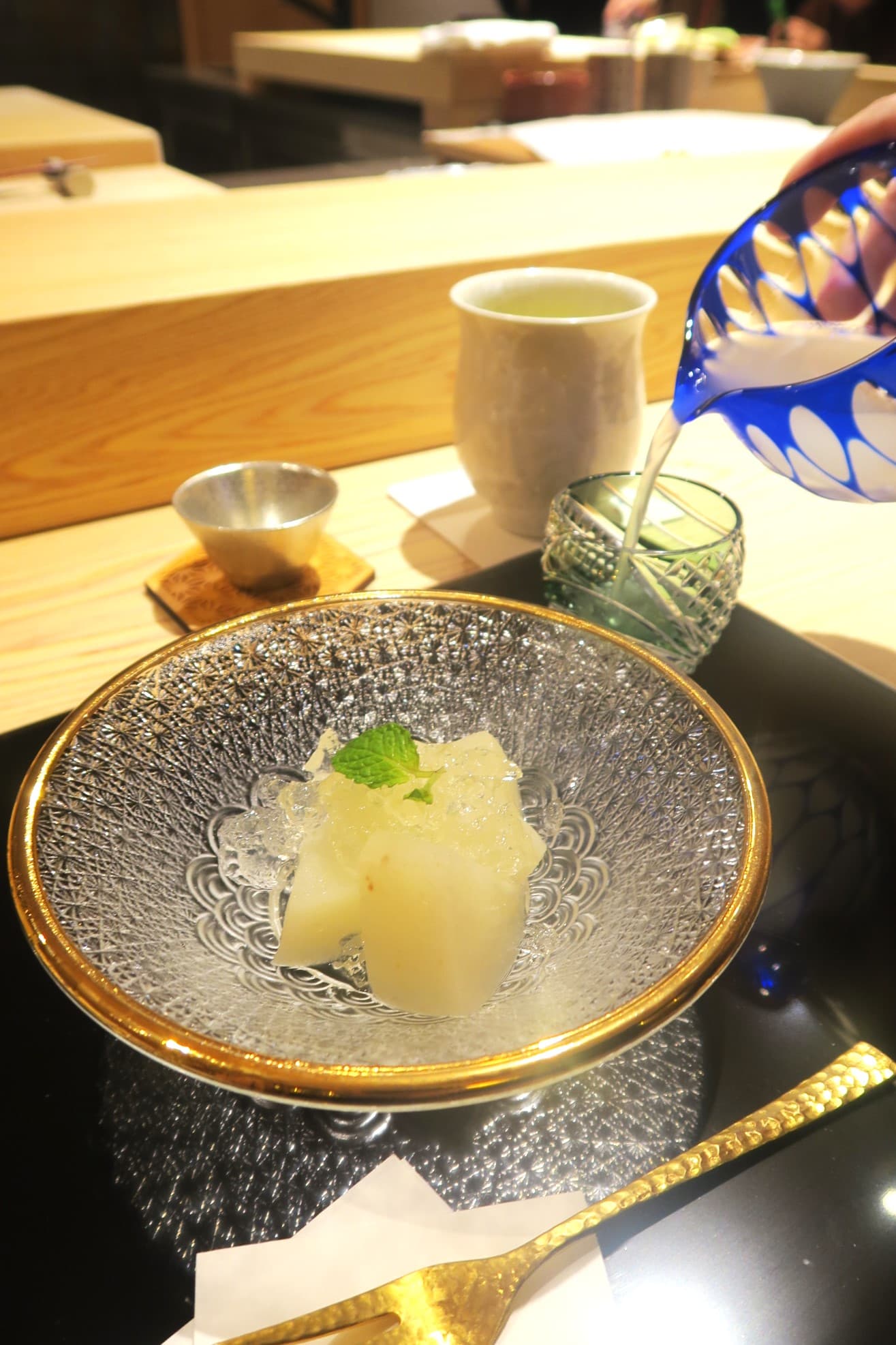 糖水煮梨搭配日本酒果凍，清爽可口。