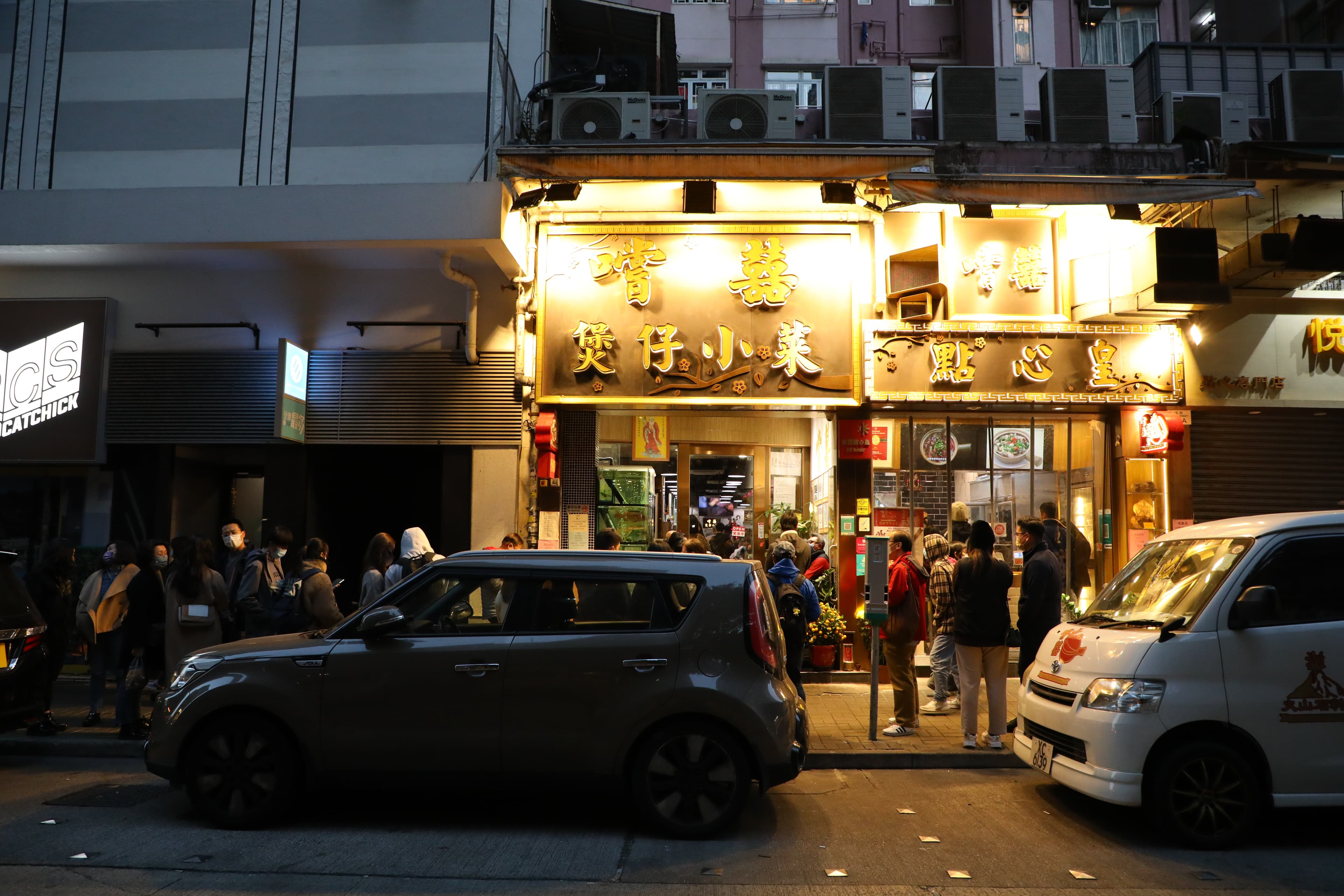 用餐尖峰時段「嚐囍煲仔小菜」排隊等待時間都是以小時起跳。