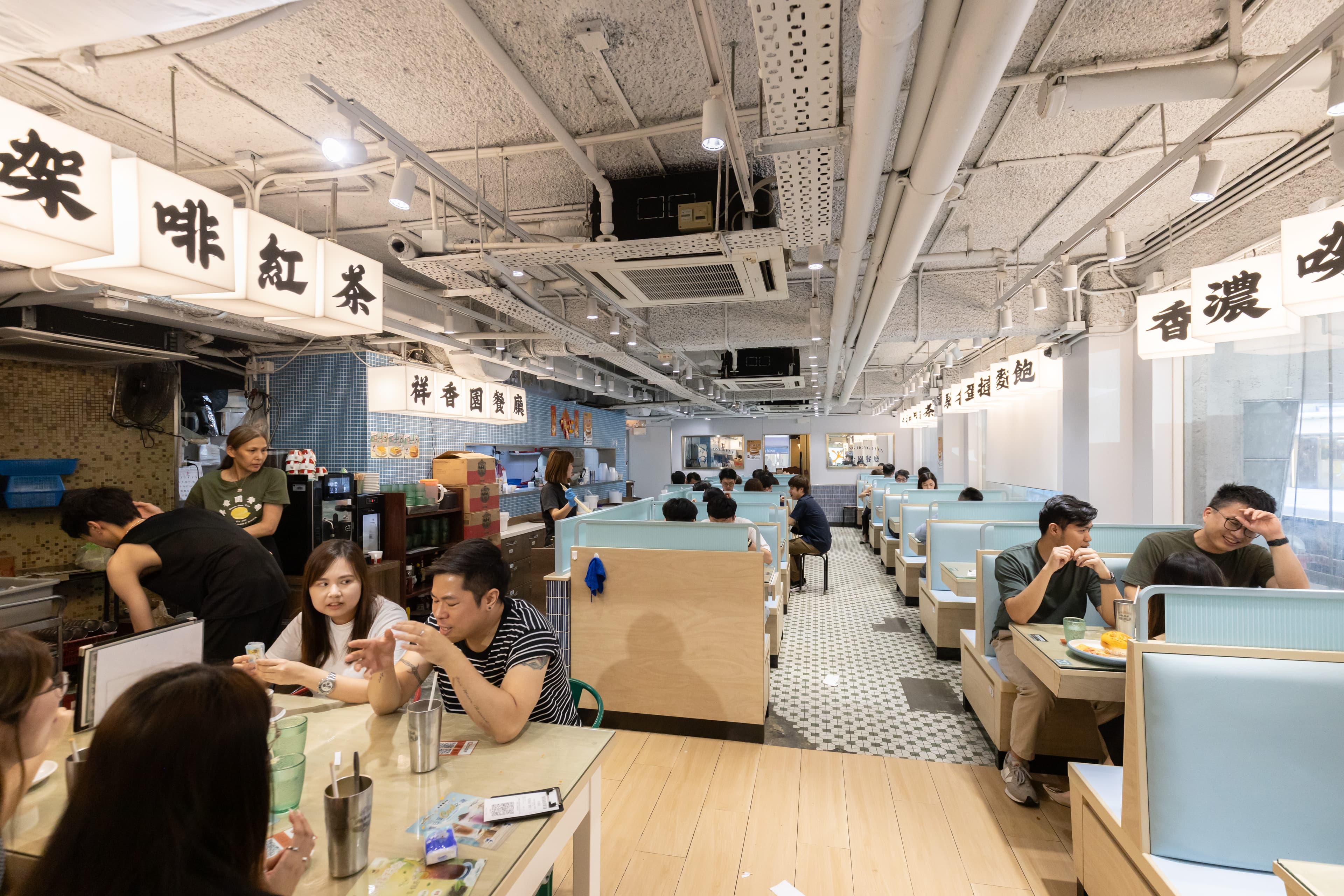 新的茶餐廳巧妙保留了餐廳舊式格局，店內環境乾淨明亮，卡座是粉嫩的馬卡龍色。