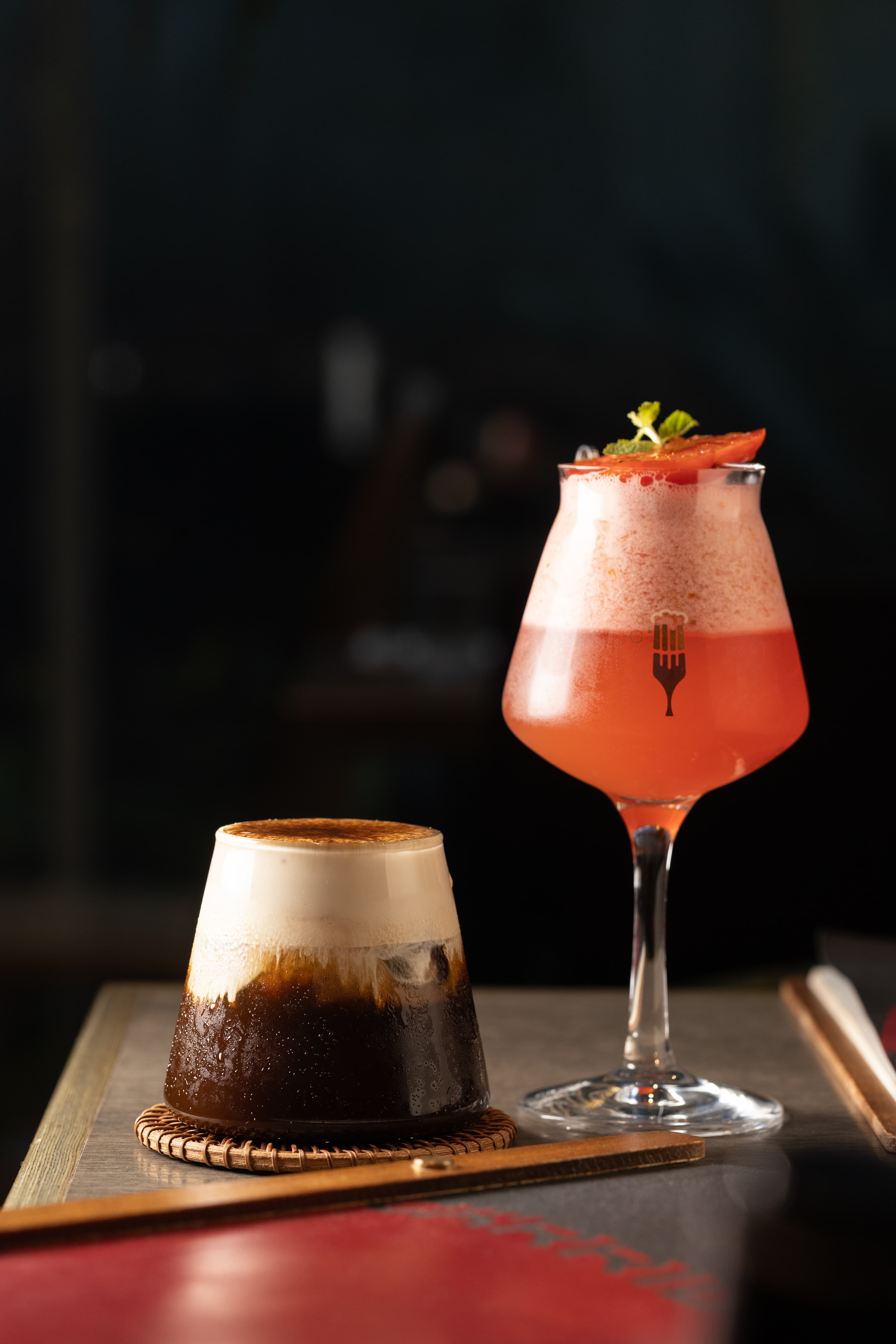 飲品推薦這杯現打的番茄與蘋果汁「初戀」（右，180元／杯）；或者來一杯雙重咖啡因充滿大人味的「烏龍美式烤焦糖」（左，160元／杯）。