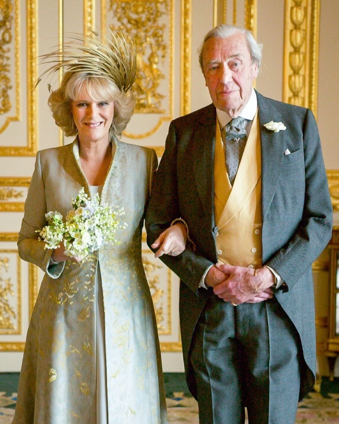 卡蜜拉2005年與已故父親布魯斯尚德少校合照。（翻攝The Royal Family臉書）