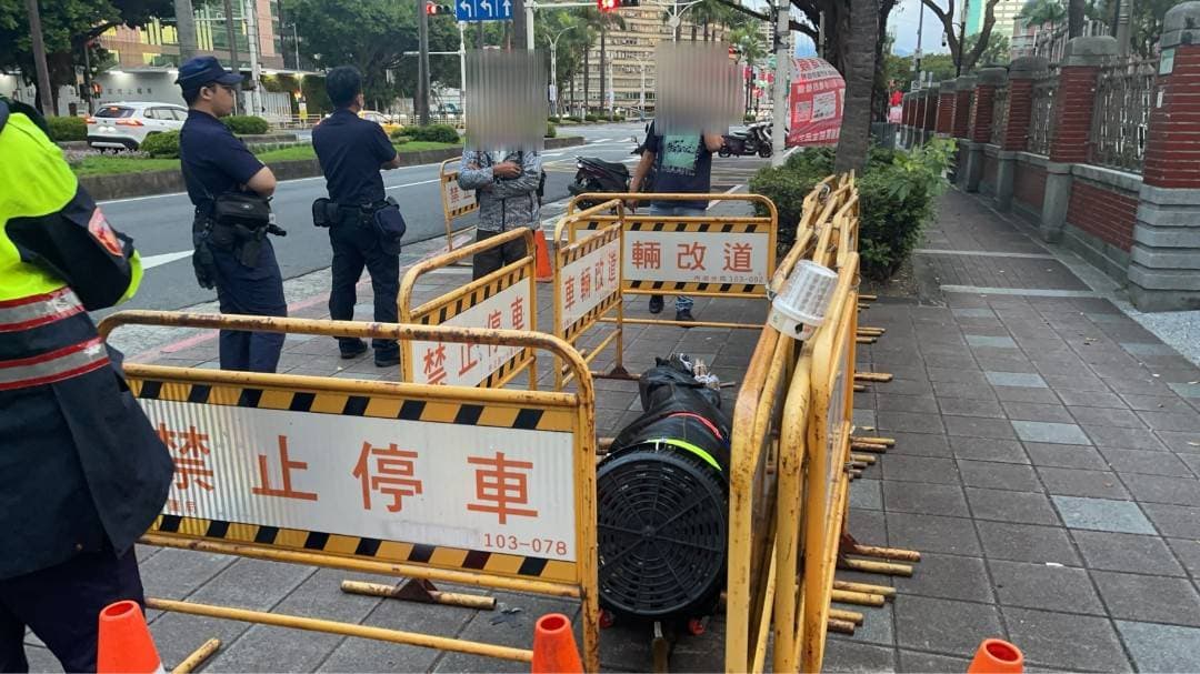 立院門口驚見鱷魚。（警方提供）