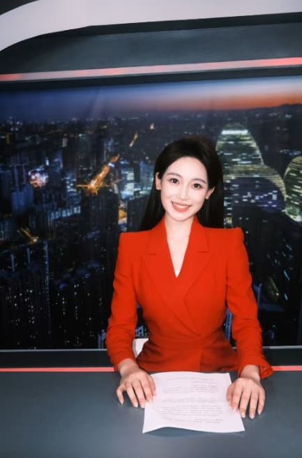 中國《央視》近日迎來另一位「00後」主播陶憶雯。(翻攝自微博)