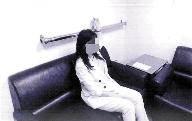 楊女被上銬16小時,更曾手腕高舉過頭、被銬於牆面上橫桿長達30分鐘,致其手腕受傷。(示意圖,翻攝監察院公報)