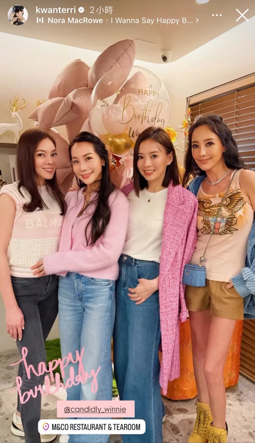 曾馨瑩穿Balmain的針織背心,關穎背著CHANEL迷你牛仔包包,十分吸睛。(翻攝kwanterri IG)