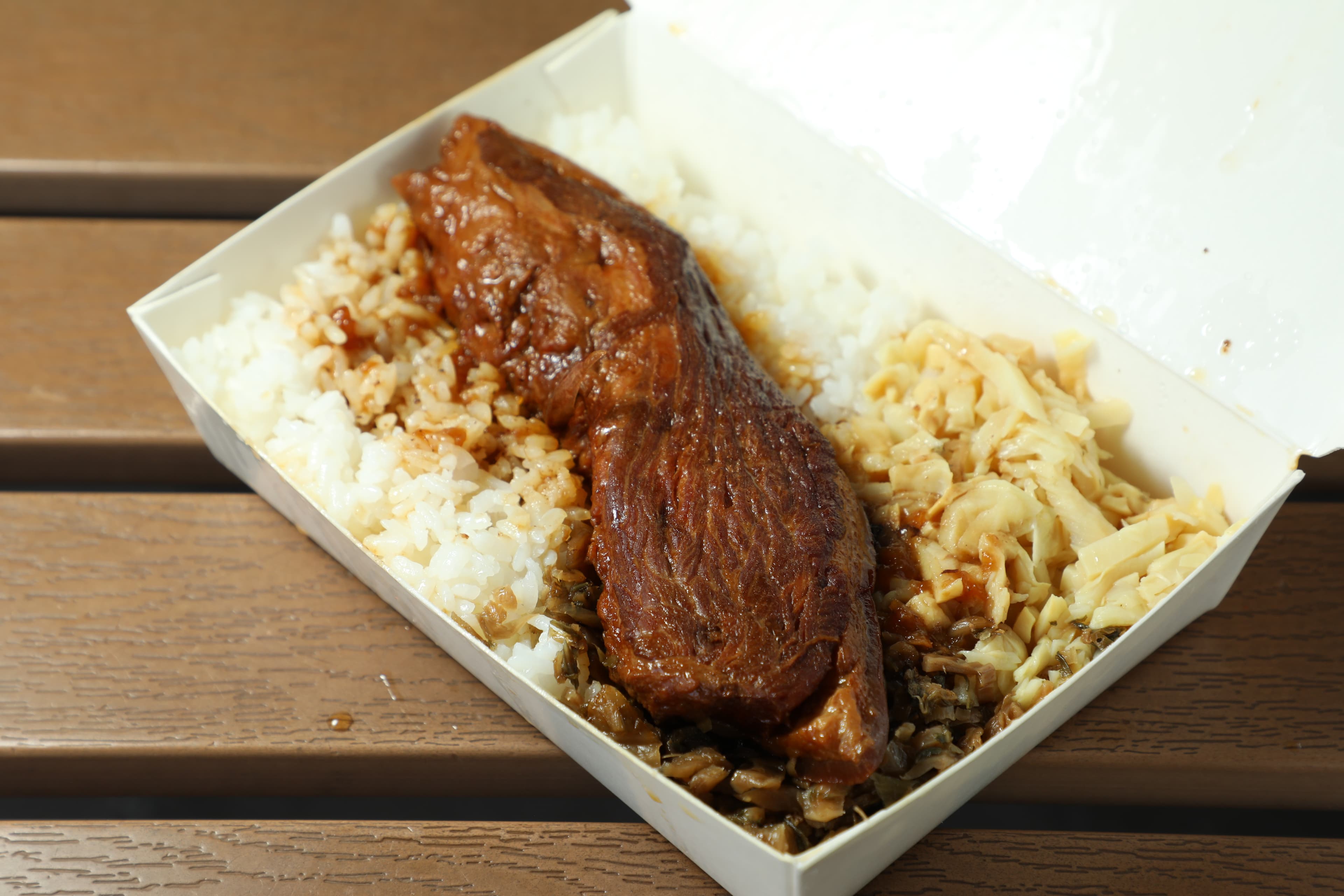 「爌肉飯」有肥、中、瘦可以選，吃得到一絲一絲的纖維口感，入味鹹香。（140元／份）