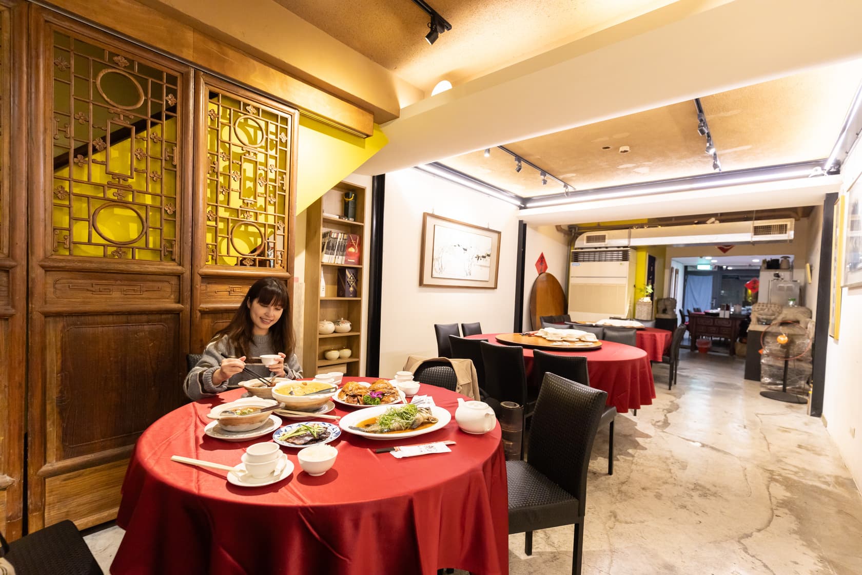 到「上享庭園餐廳」用餐是一種享受，能品嘗細膩的港式功夫菜，還能欣賞老闆的古董藝術收藏品。