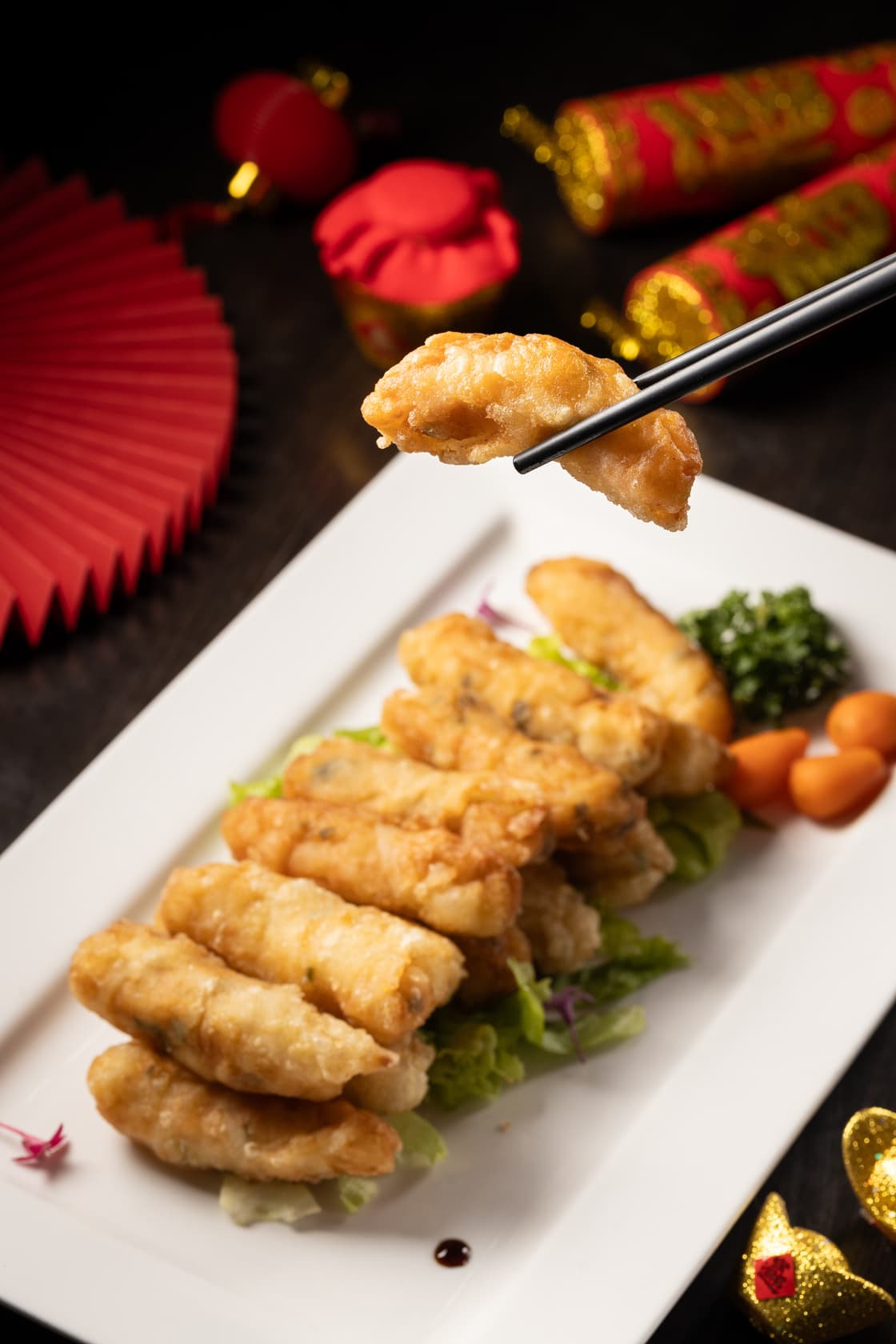 「鮮蝦捲」雖不在年菜菜色裡，但是推薦單點加購，越吃越涮嘴。（30元／條）