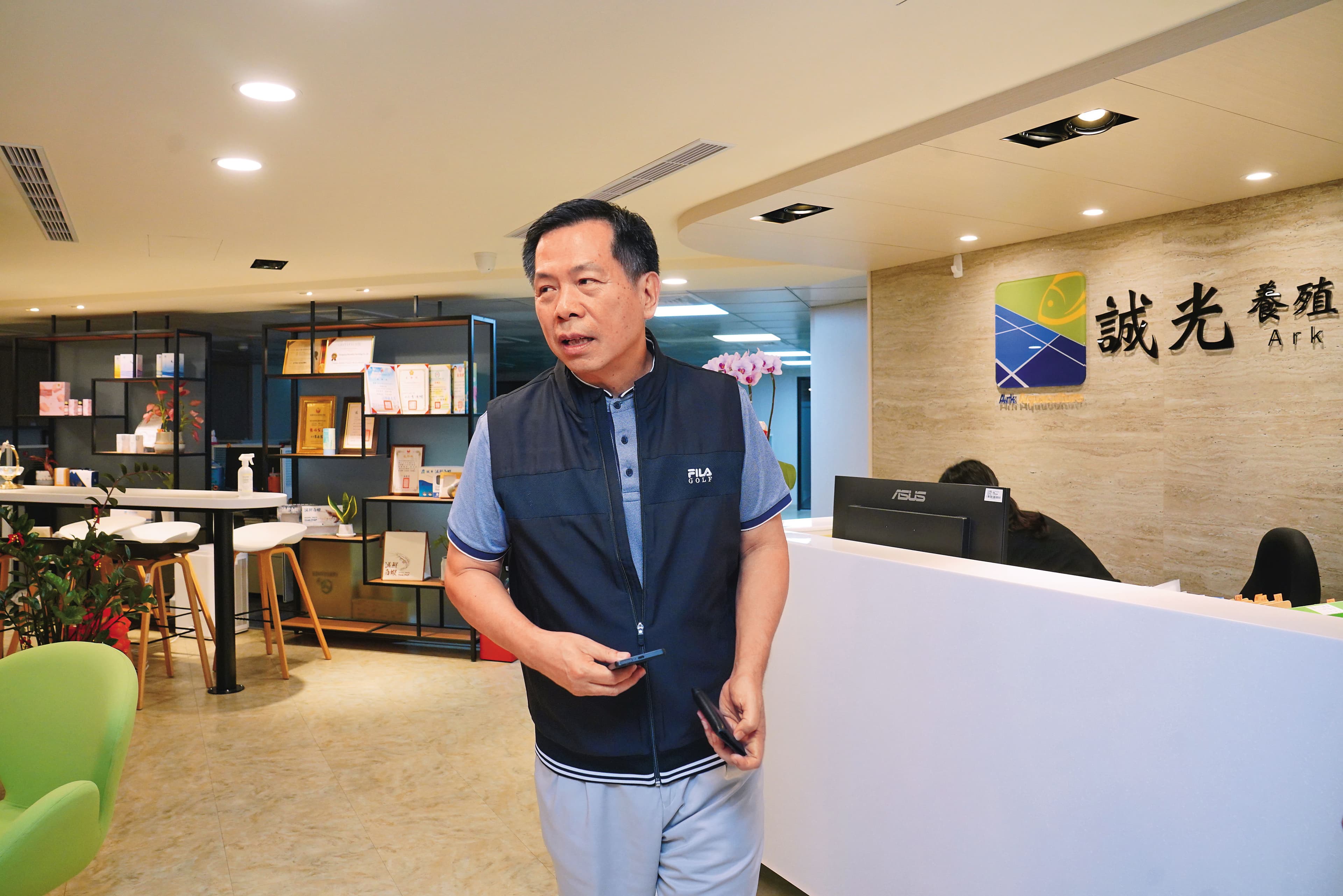 誠新創辦人陳永倫被指是幕後藏鏡人，他出面受訪表示，已退出誠新，目前擔任正峰工業董事長。