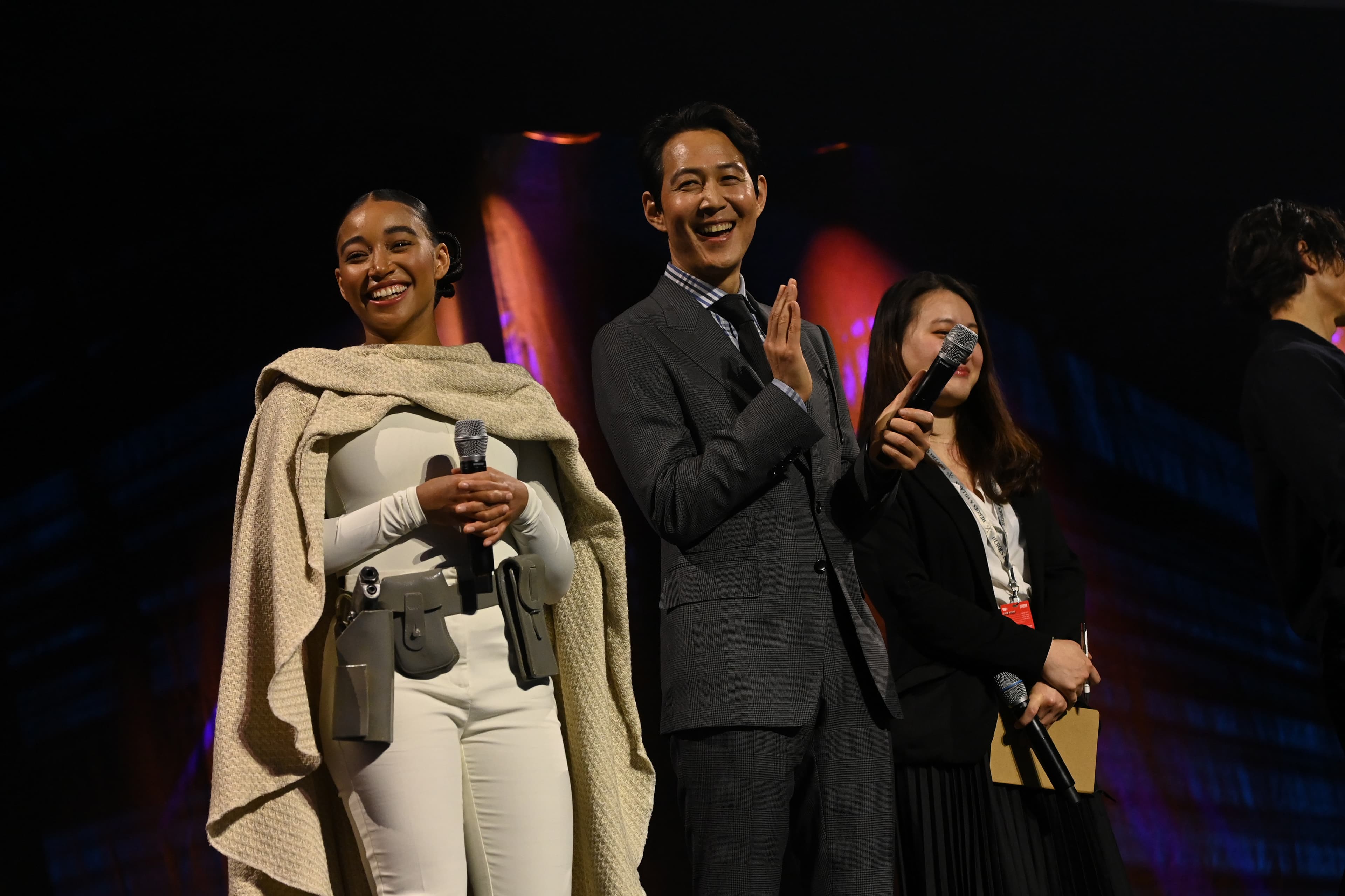 李政宰（右）與飾演反派的阿曼德拉斯坦伯格（左），去年一起出席星戰慶典。（Disney+提供）