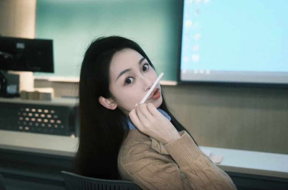 中國《央視》近日迎來另一位「00後」主播陶憶雯。(翻攝自微博)