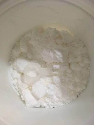 運動員廣泛使用的熱門營養補充品—肌酸,因粉末細膩,容易受潮結塊,常讓使用人士感到煩惱。(翻攝自知乎)