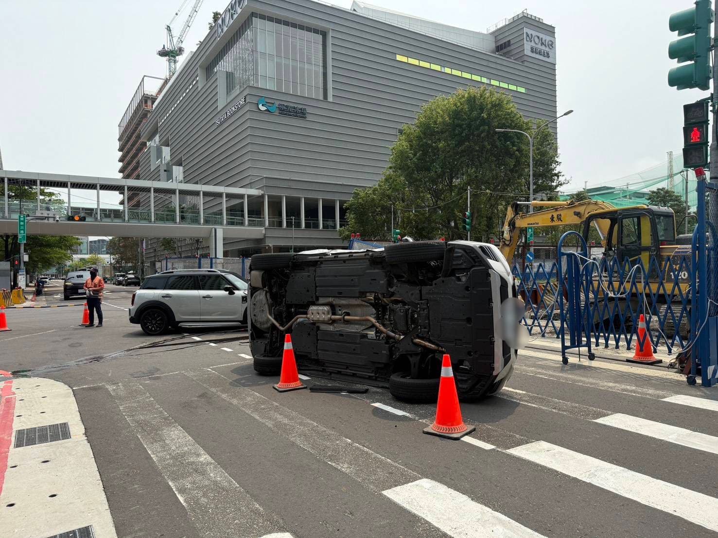 休旅車疑闖紅燈撞前車,路上「90度翻覆」畫面曝光。(警方提供)