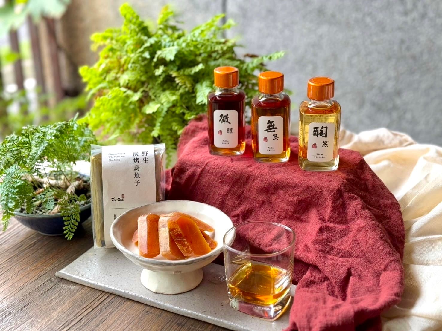 The One唯一禮「餐桌上的台灣山海經，野生炭烤烏魚子X大地佳釀」。（2,400元／份，The One提供）