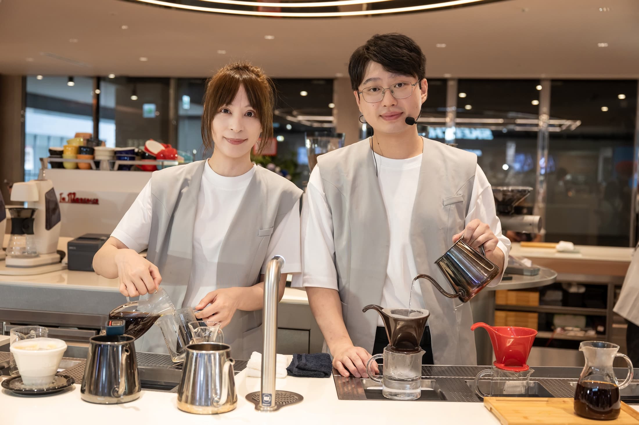 COFFEE LOVER’s PLANET擁有多位優秀咖啡師駐店,包括2023年台灣手沖咖啡冠軍陳俊宏(右)、2026台灣區手沖咖啡錦標賽冠軍陳慧玲(左)。(UCC提供)